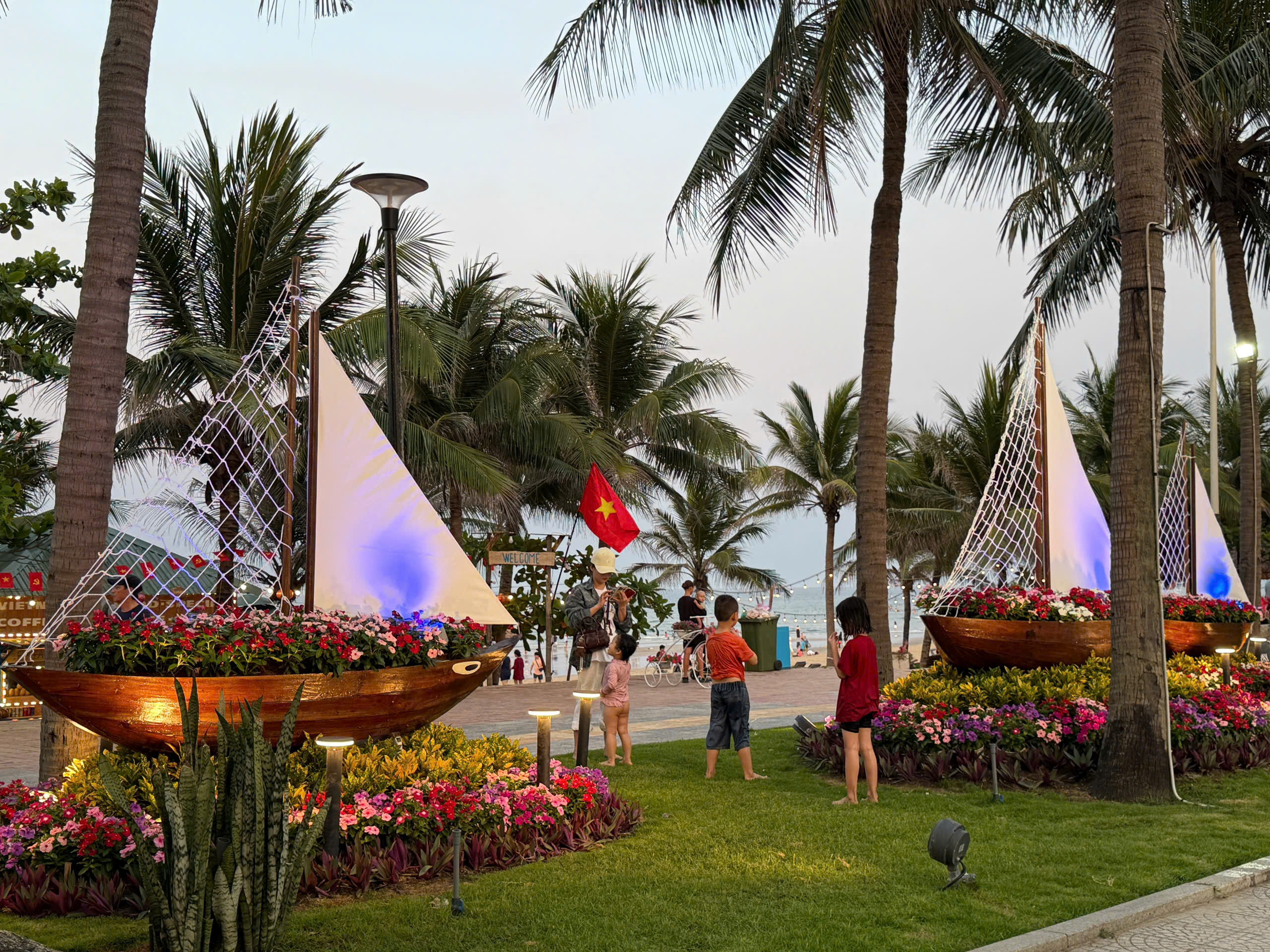 Đường ven biển hóa đường hoa, người người nô nức check-in- Ảnh 4. Đường ven biển hóa đường hoa, người người nô nức check-in- Ảnh 4.