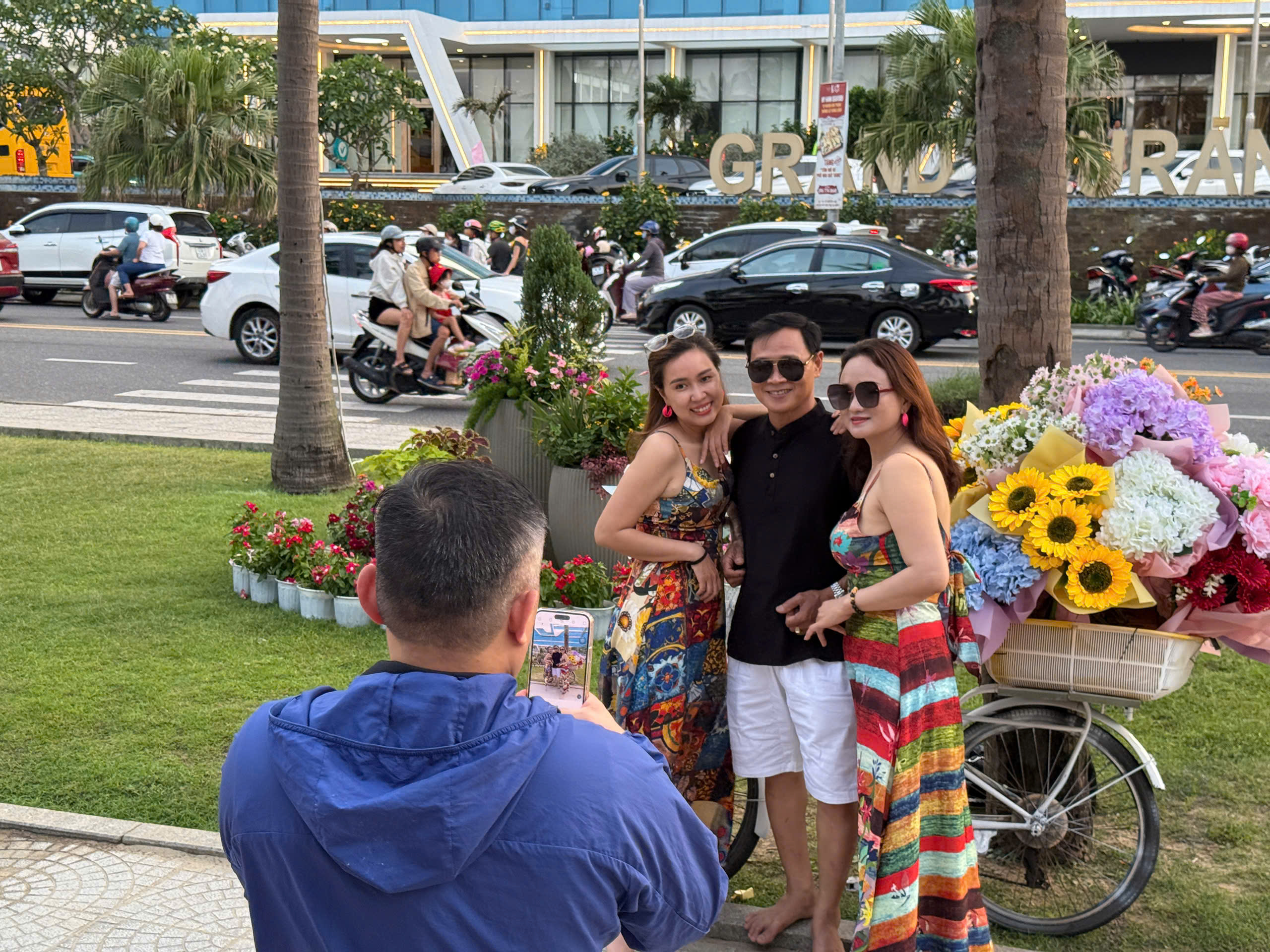Đường ven biển hóa đường hoa, người người nô nức check-in- Ảnh 5. Đường ven biển hóa đường hoa, người người nô nức check-in- Ảnh 5.