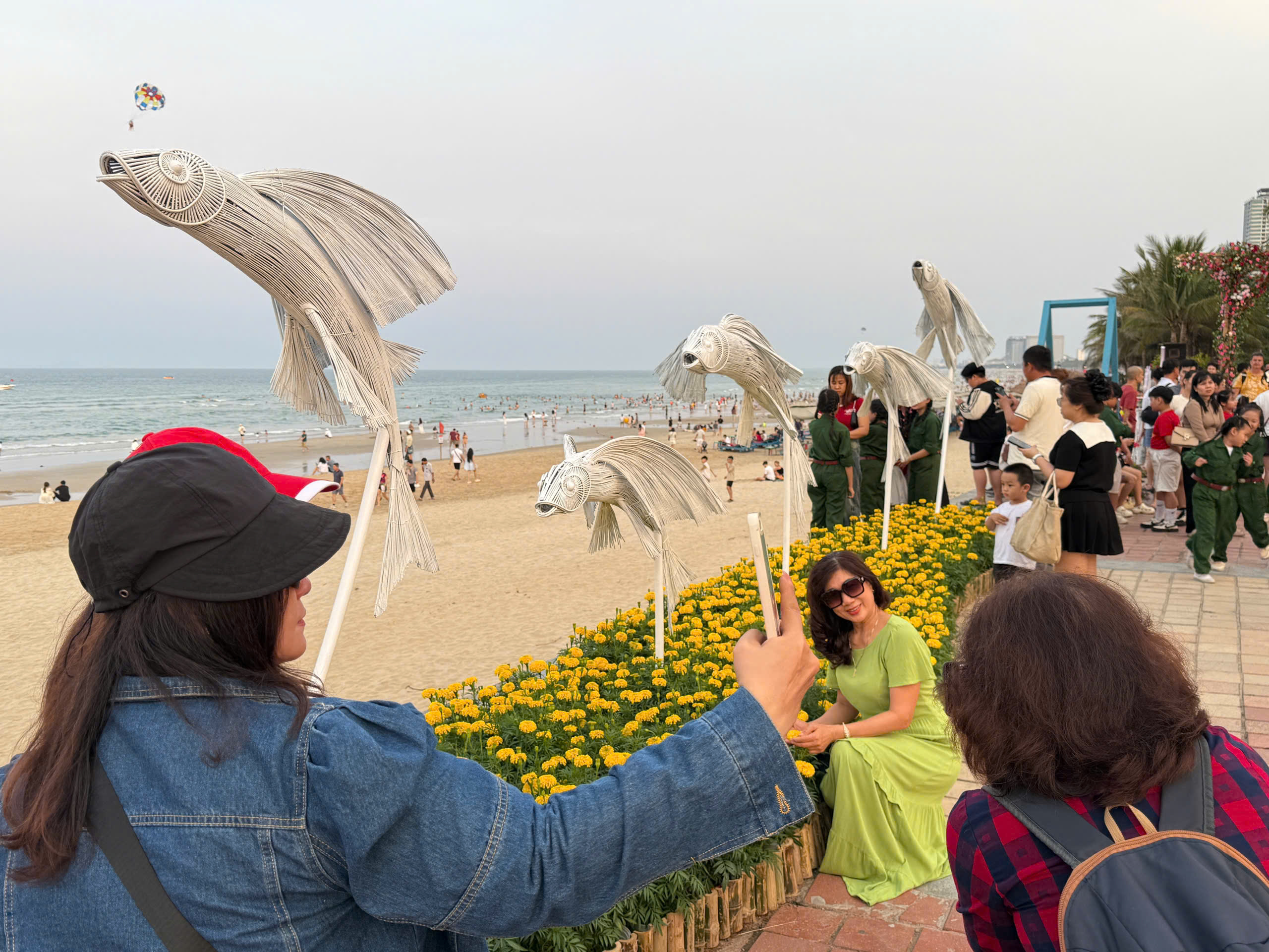 Đường ven biển hóa đường hoa, người người nô nức check-in- Ảnh 8. Đường ven biển hóa đường hoa, người người nô nức check-in- Ảnh 8.