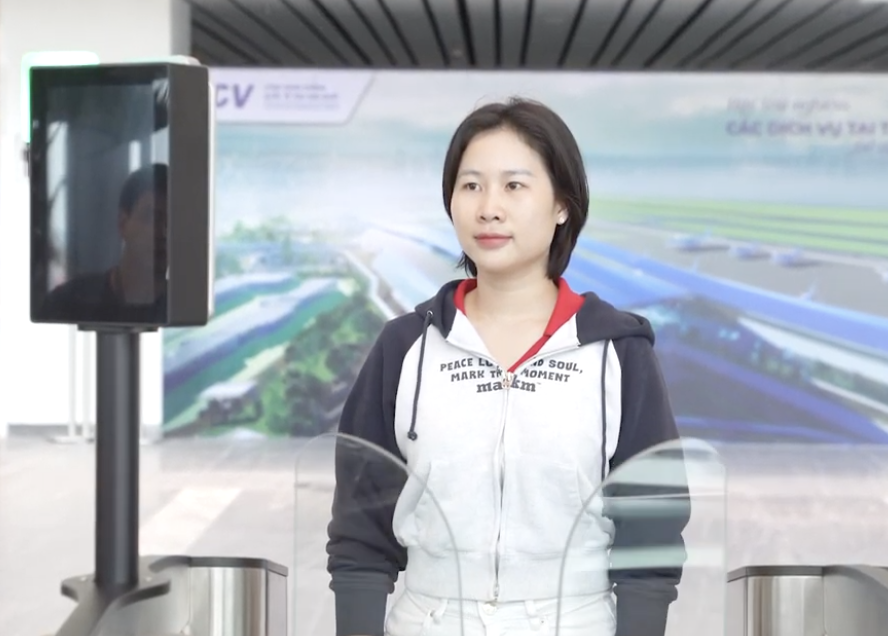 Trải nghiệm làm thủ tục bay không giấy tờ trên VNeID tại Nội Bài- Ảnh 2. Trải nghiệm làm thủ tục bay không giấy tờ trên VNeID tại Nội Bài- Ảnh 2.