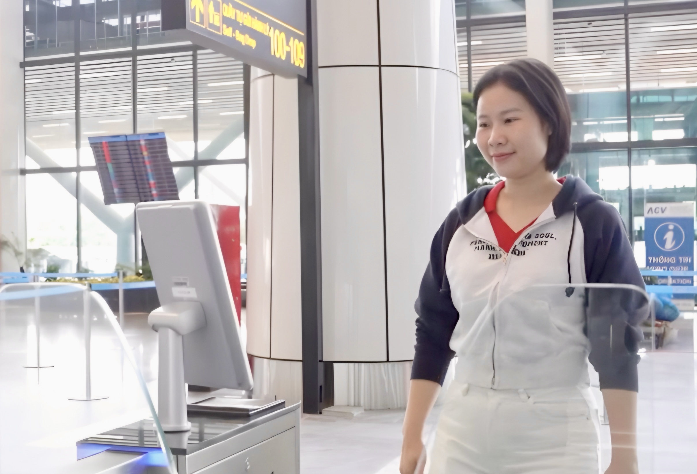 Trải nghiệm làm thủ tục bay không giấy tờ trên VNeID tại Nội Bài- Ảnh 3. Trải nghiệm làm thủ tục bay không giấy tờ trên VNeID tại Nội Bài- Ảnh 3.