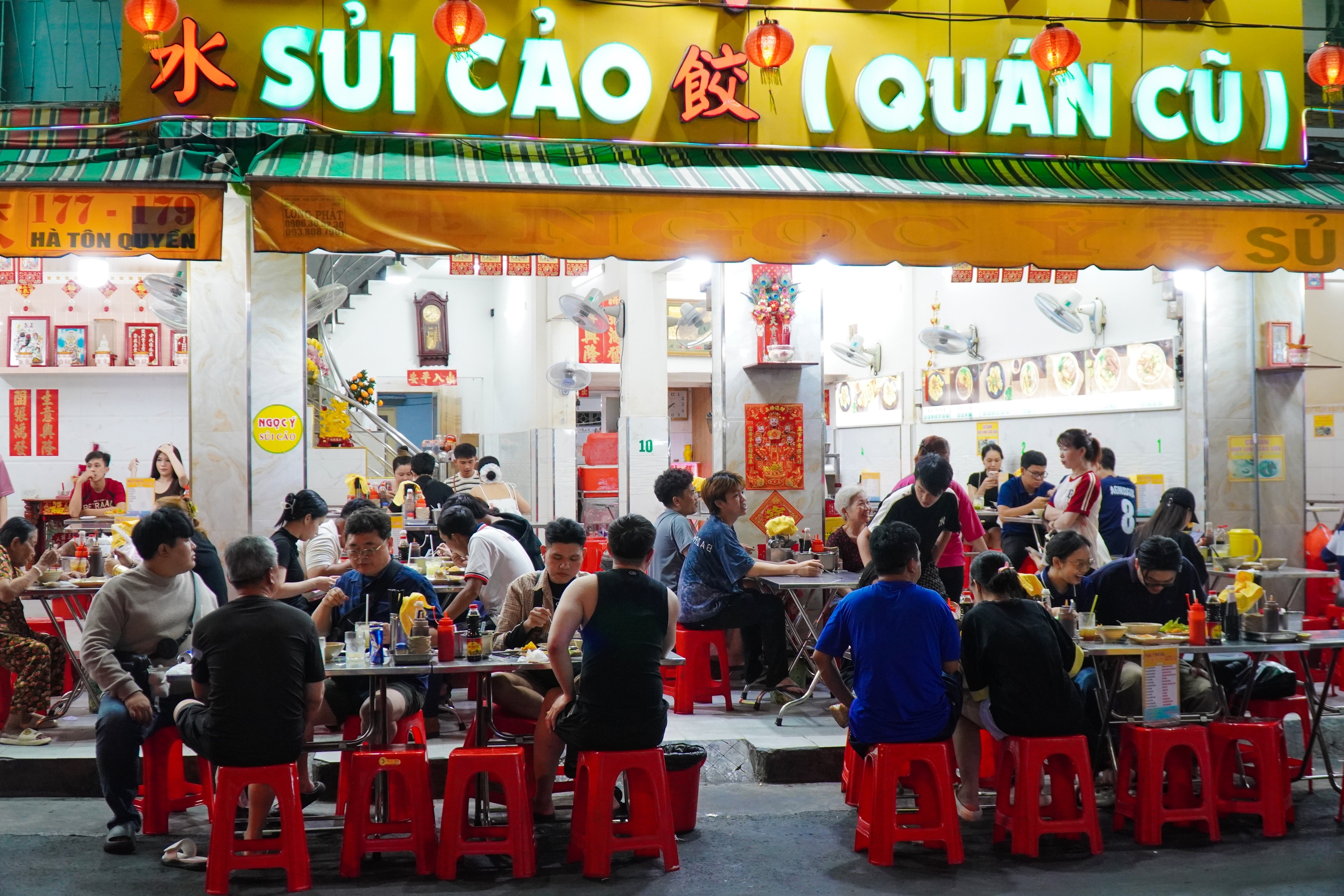 Đừng bỏ lỡ những khu phố ẩm thực giá bình dân ở TP.HCM - Ảnh 13.