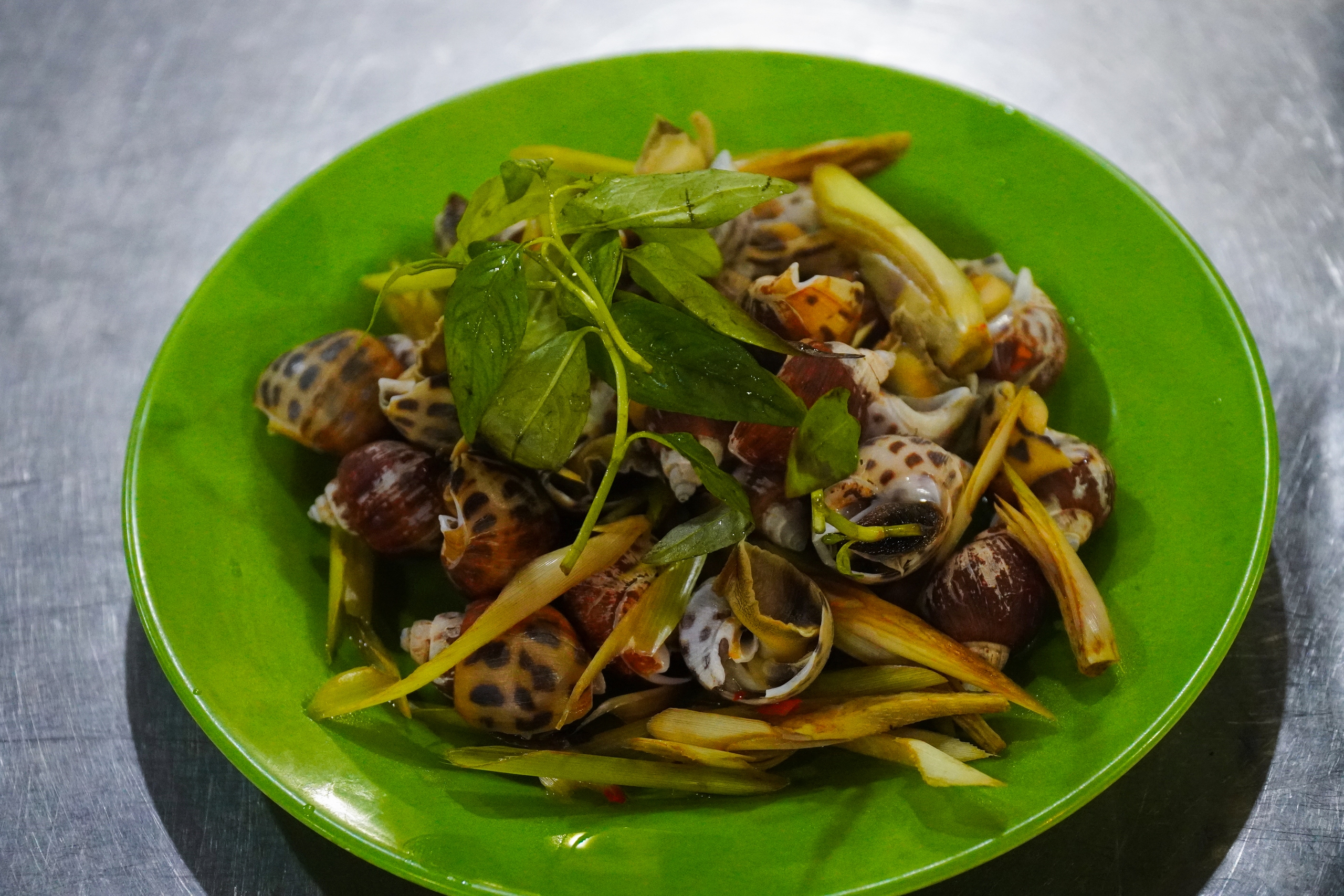 Đừng bỏ lỡ những khu phố ẩm thực giá bình dân ở TP.HCM - Ảnh 2.