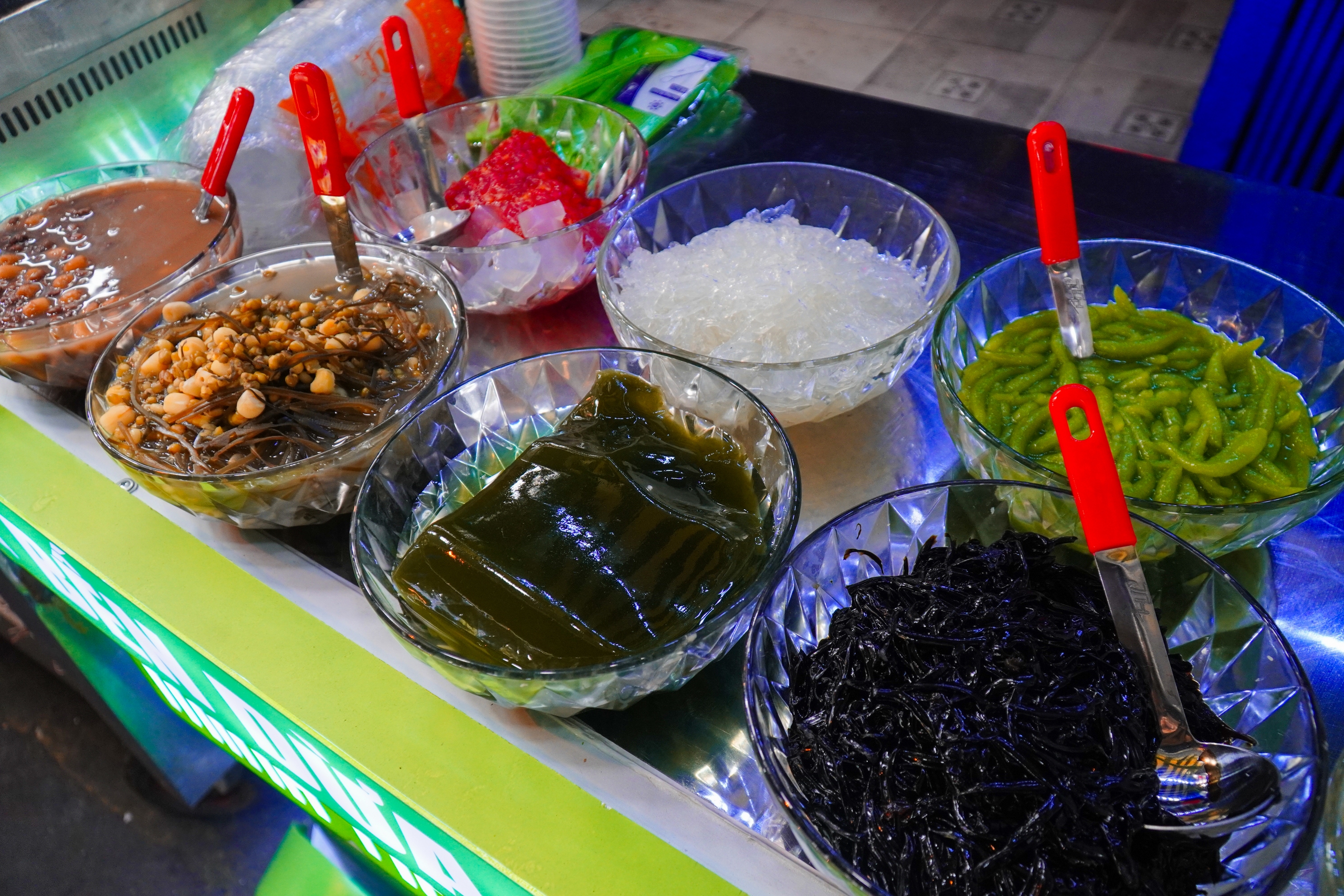 Đừng bỏ lỡ những khu phố ẩm thực giá bình dân ở TP.HCM - Ảnh 8.