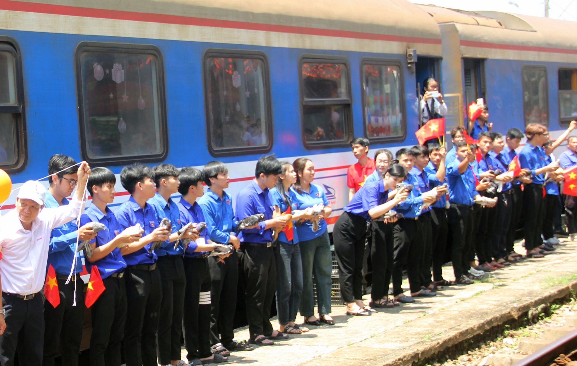Tái hiện thời khắc lịch sử 2 đoàn tàu Thống Nhất hội ngộ tại ga Đà Nẵng Tái hiện thời khắc lịch sử 2 đoàn tàu Thống Nhất hội ngộ tại ga Đà Nẵng