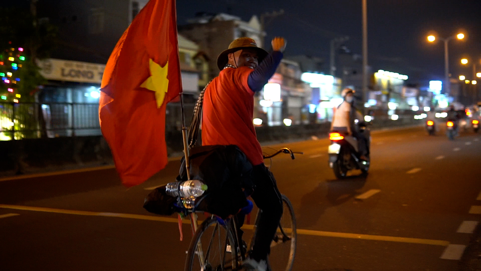 Chàng trai thanh hóa xuyên Việt đến TP . HCM xem diễu binh 50 năm thống nhất - Ảnh 6. Chàng trai thanh hóa xuyên Việt đến TP . HCM xem diễu binh 50 năm thống nhất - Ảnh 6.