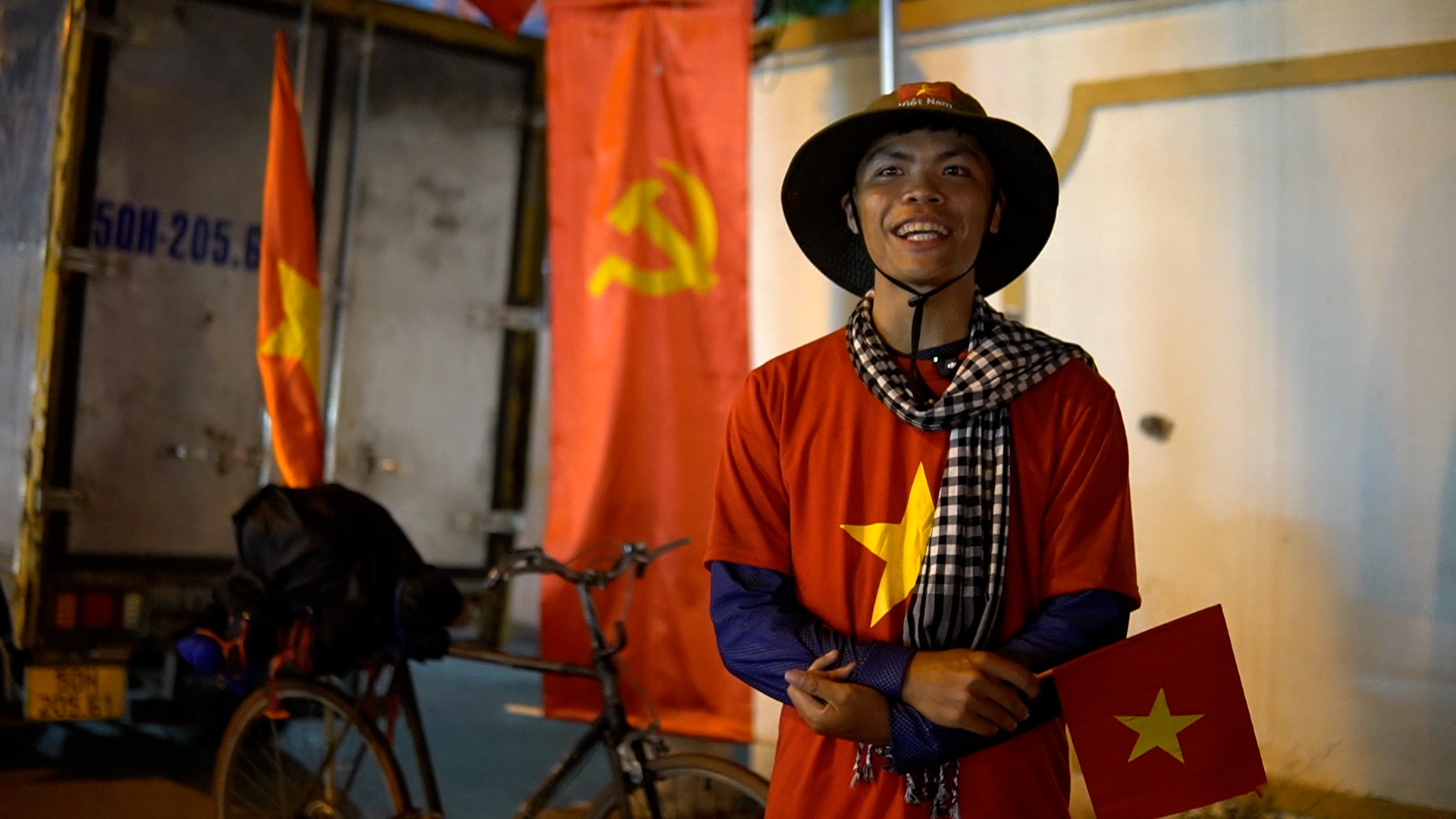 Chàng trai Thanh Hóa vào TP.HCM xem diễu binh trên chiếc xe đạp cũ của ông nội Chàng trai Thanh Hóa vào TP.HCM xem diễu binh trên chiếc xe đạp cũ của ông nội