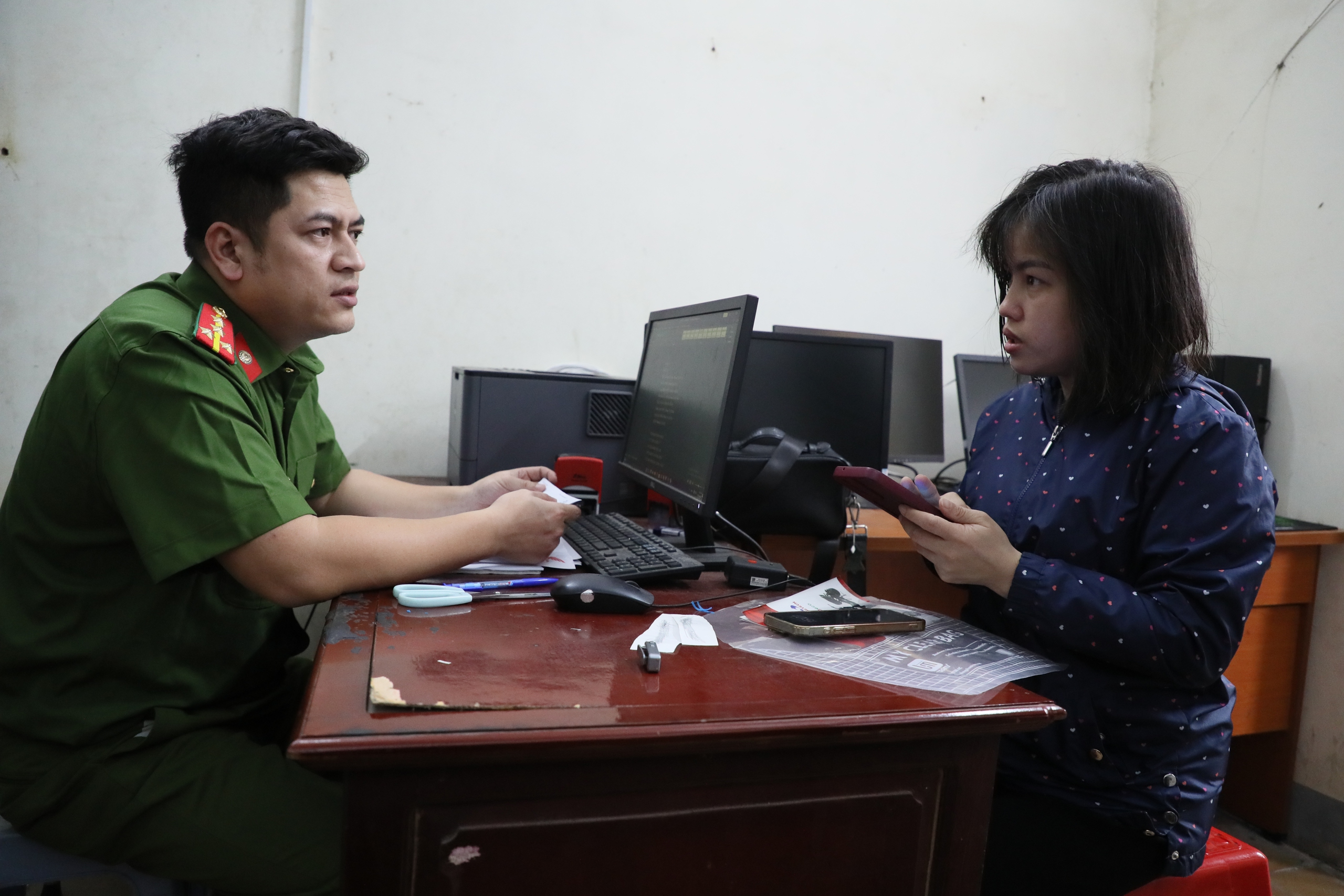 Người dân vui vì được phục vụ ngay tại xã, đăng ký xe trong ‘một nốt nhạc’ - Ảnh 4.