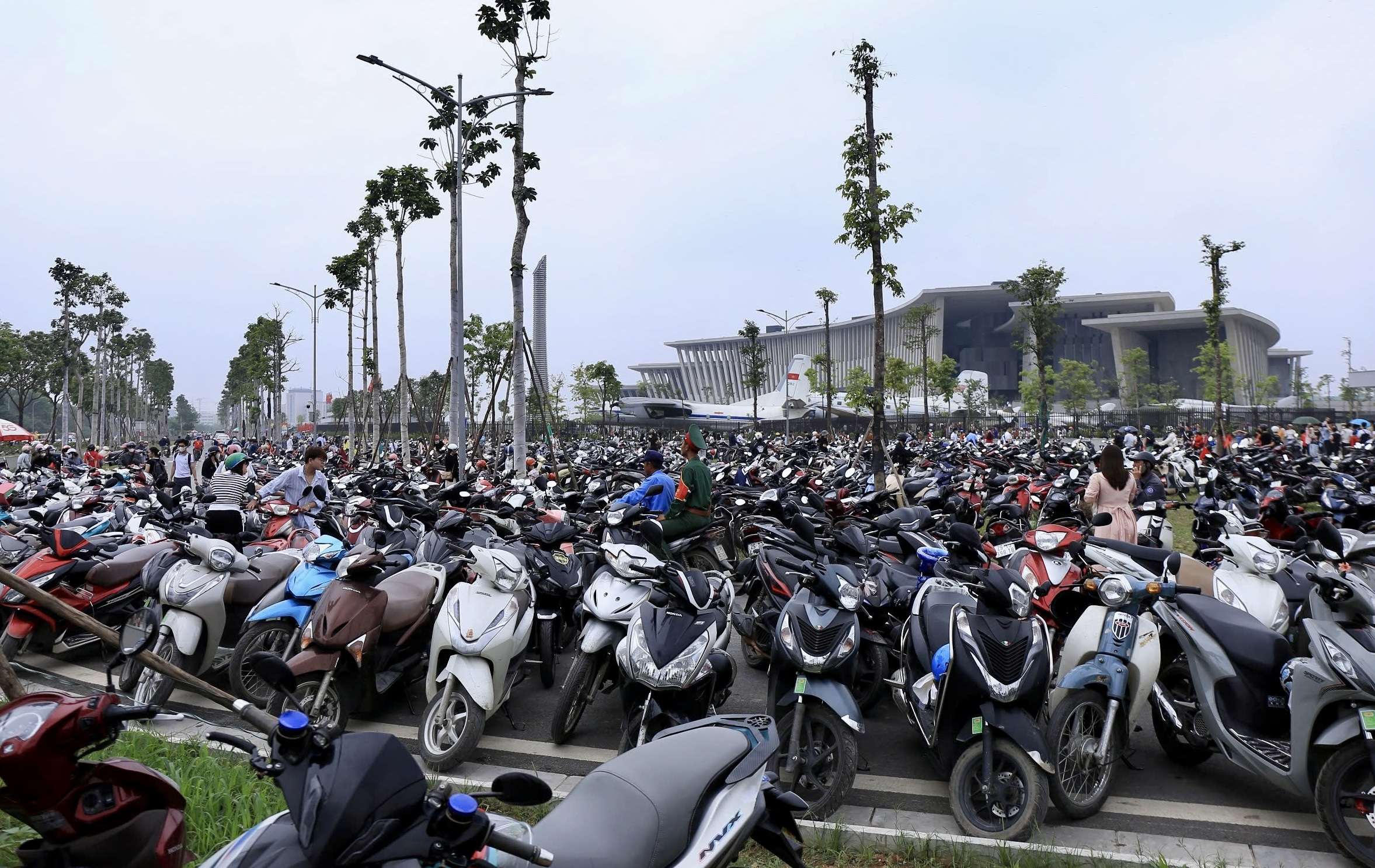 Người dân xếp hàng check-in với xe tăng 843 húc đổ cổng Dinh Độc Lập- Ảnh 15.