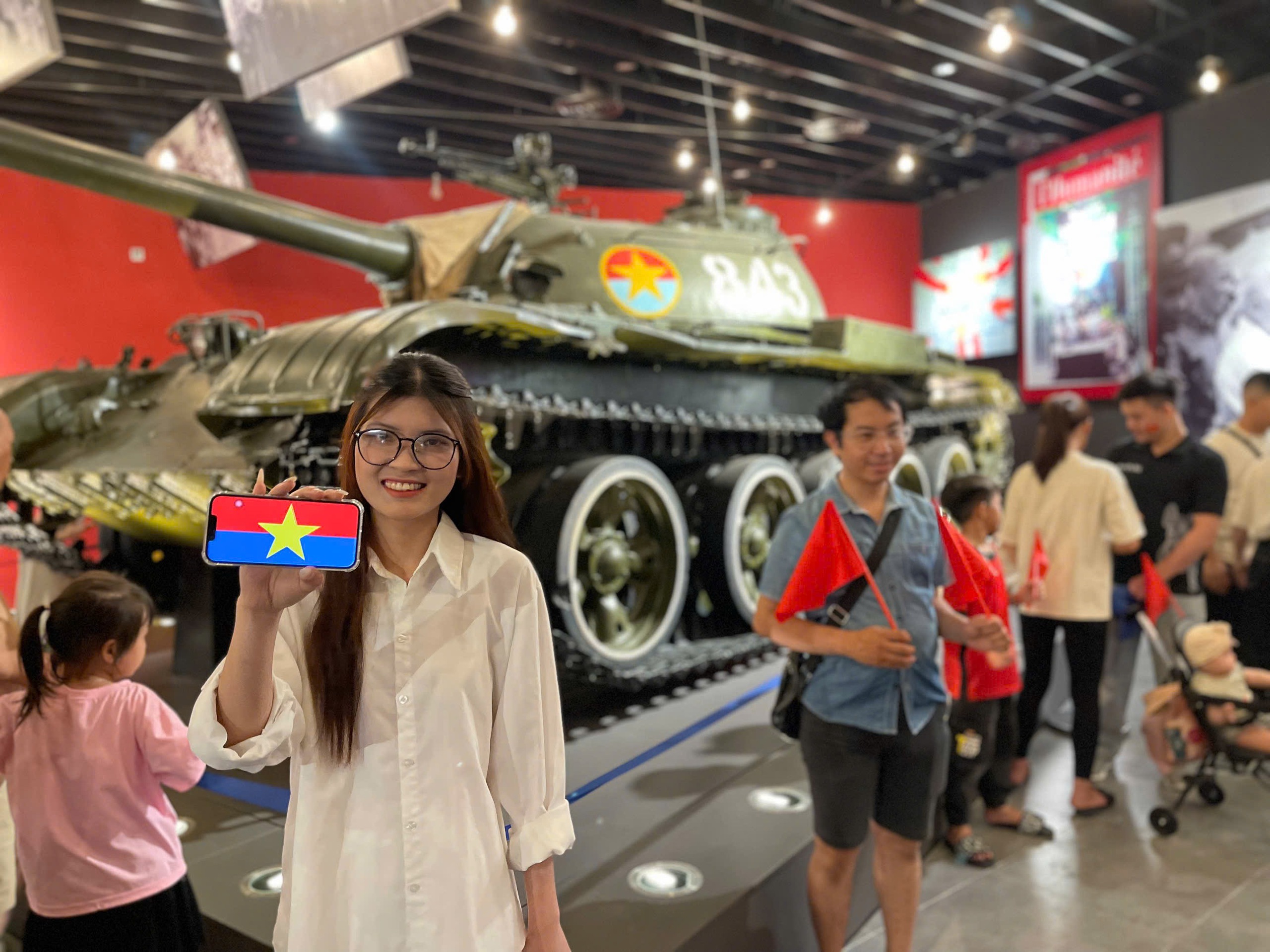 Người dân xếp hàng check-in với xe tăng 843 húc đổ cổng Dinh Độc Lập- Ảnh 7.