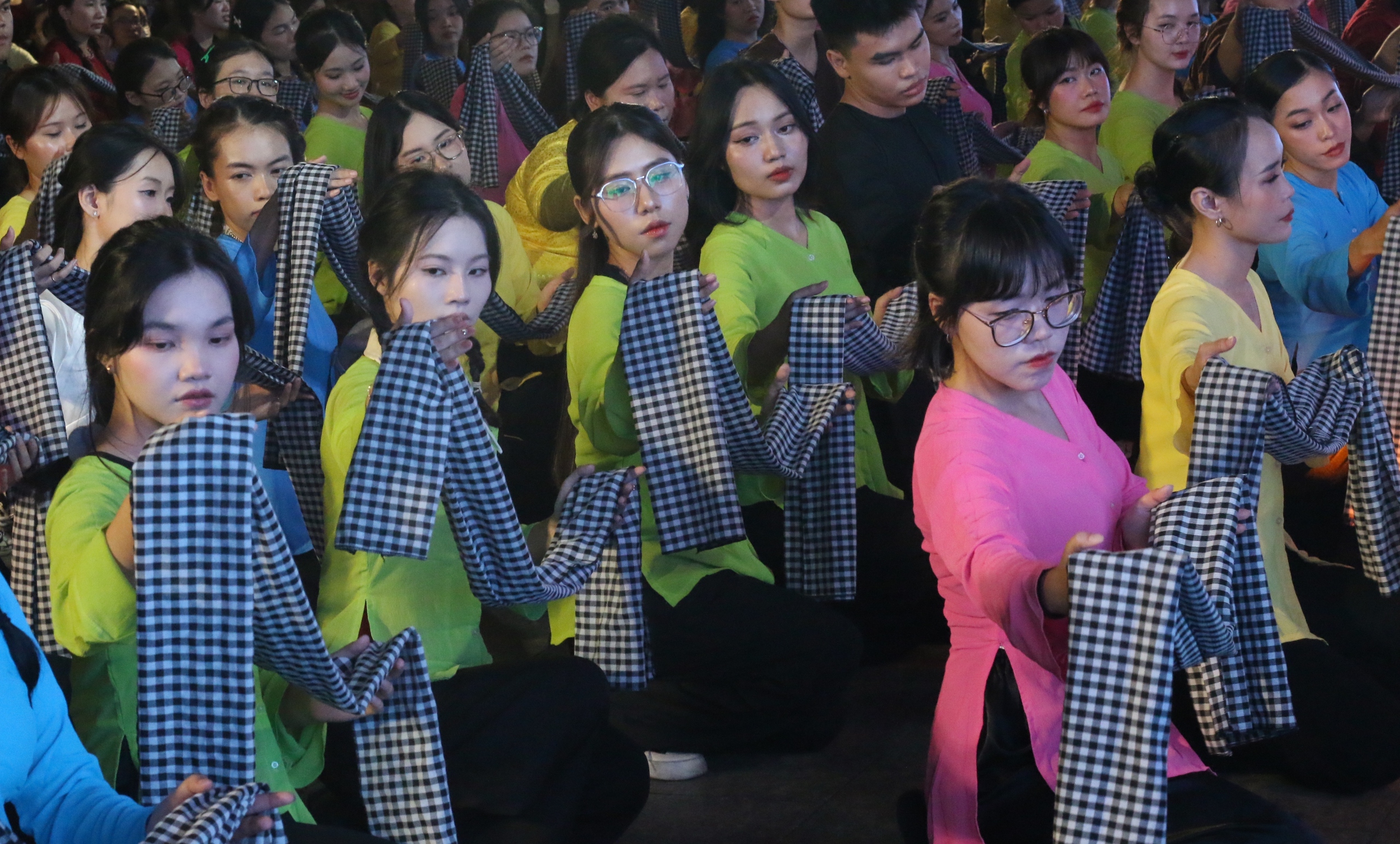 'Biển người' đổ về phố đi bộ Nguyễn Huệ tham dự 'Sắc màu thành phố Bác'- Ảnh 2. 'Biển người' đổ về phố đi bộ Nguyễn Huệ tham dự 'Sắc màu thành phố Bác'- Ảnh 2.