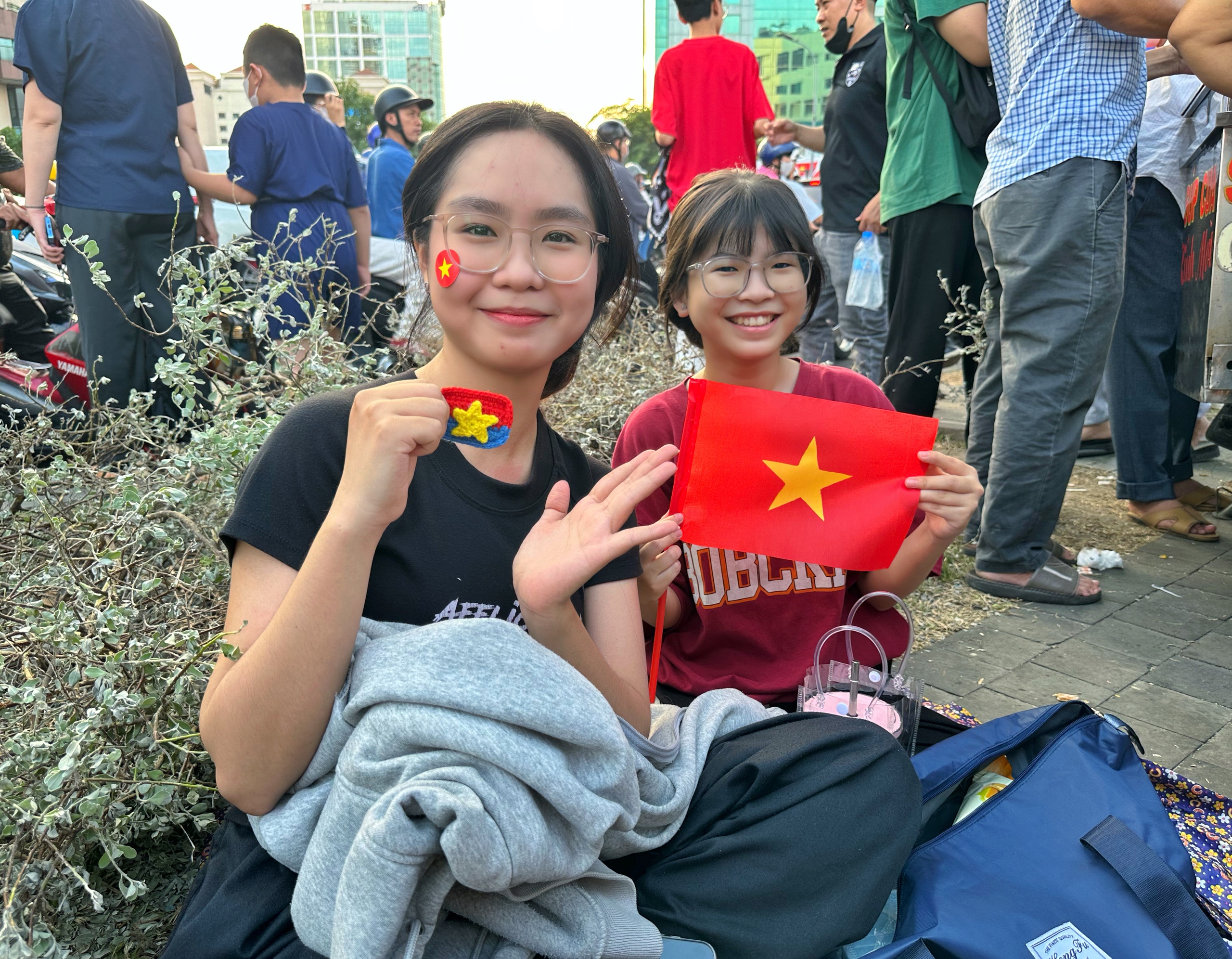 Chiều 30.4 bến Bạch Đằng 'chật kín' người: Háo hức chờ xem pháo hoa tối nay - Ảnh 4.