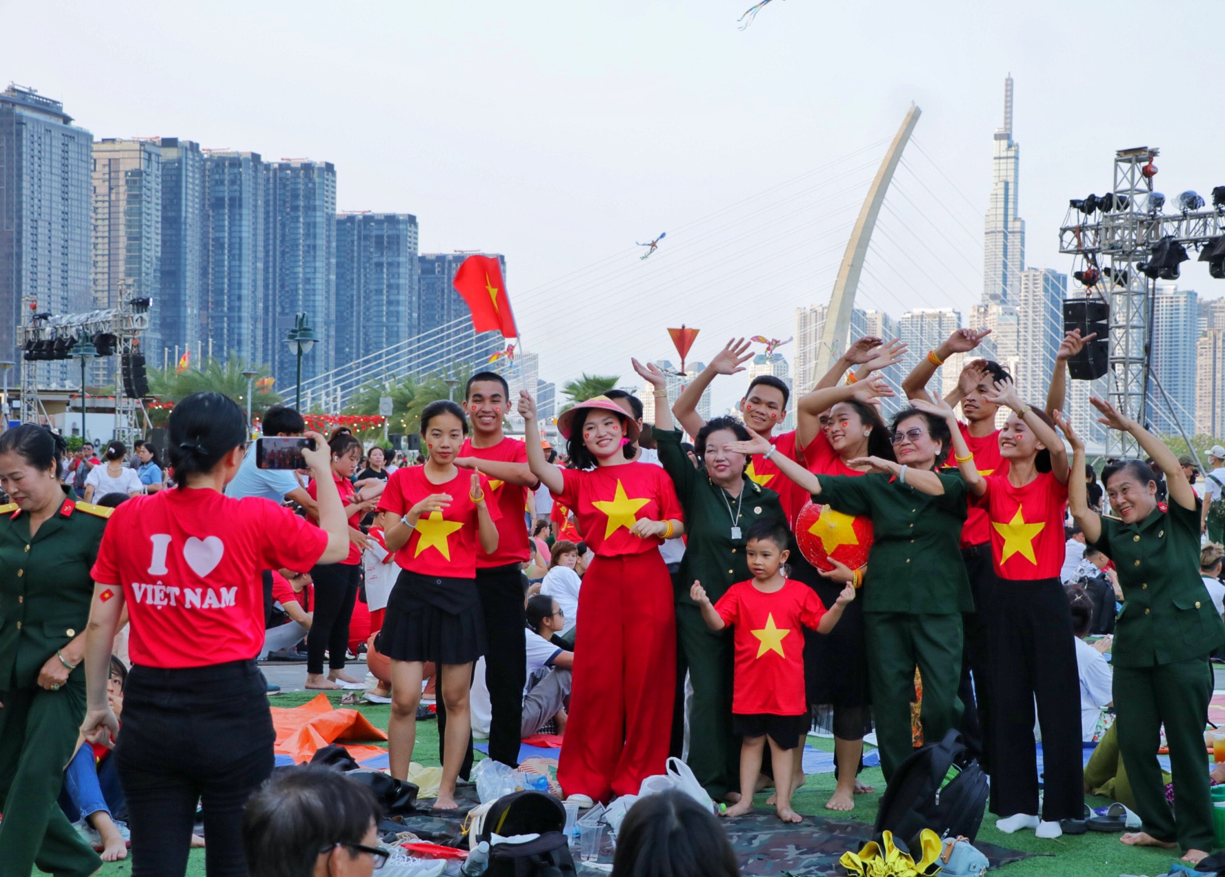 Chiều 30.4 bến Bạch Đằng 'chật kín' người: Háo hức chờ xem pháo hoa tối nay - Ảnh 5.