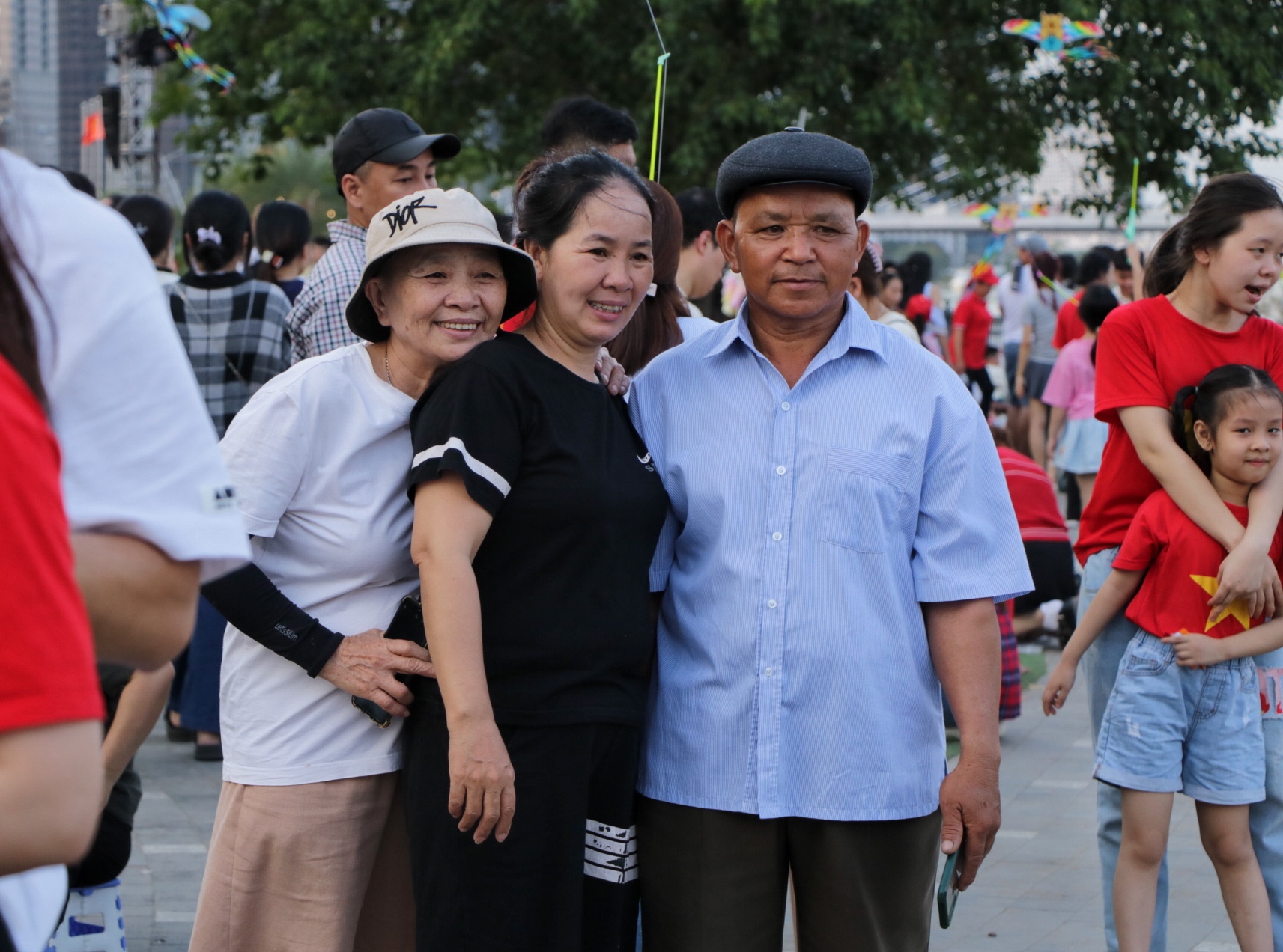 Chiều 30.4 bến Bạch Đằng 'chật kín' người: Háo hức chờ xem pháo hoa tối nay - Ảnh 7.