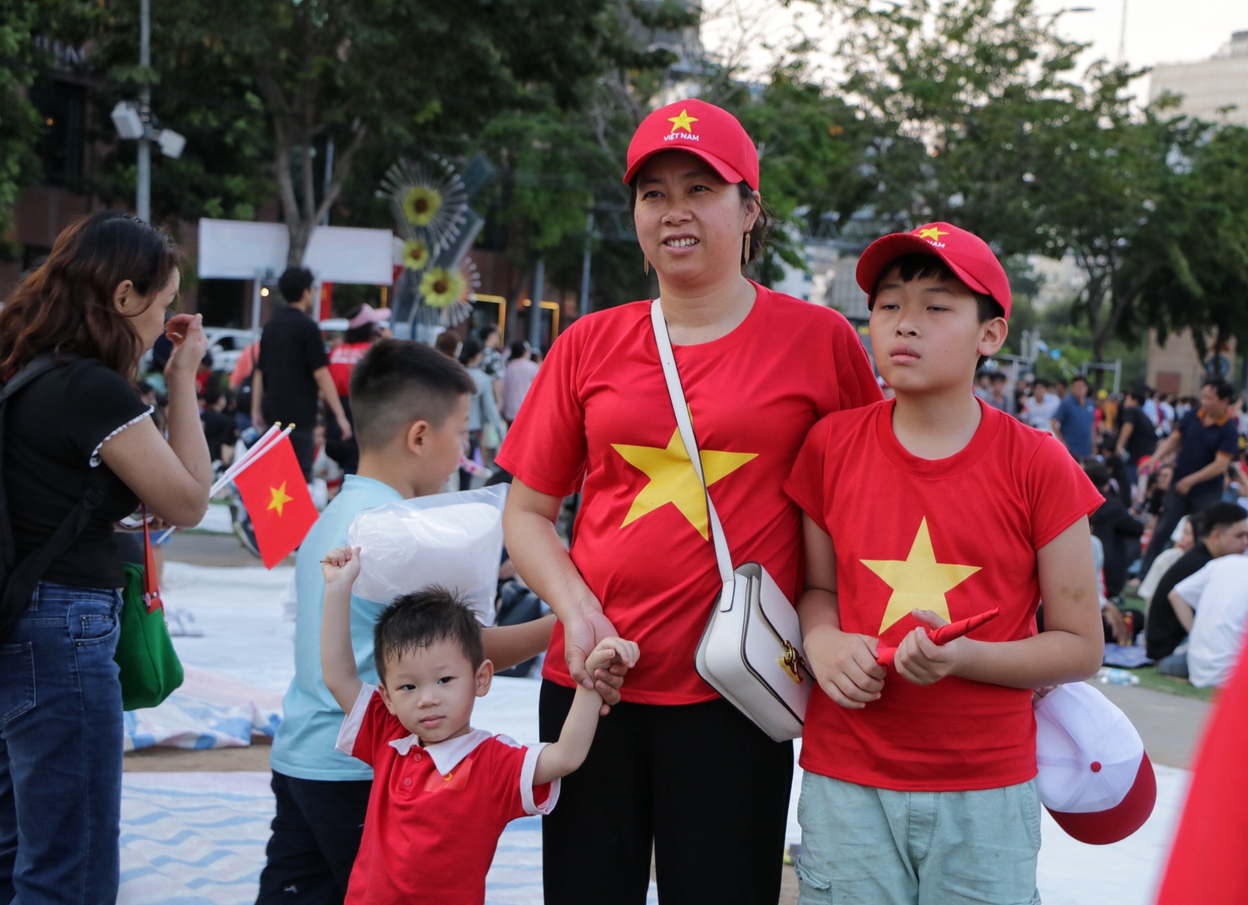 Chiều 30.4 bến Bạch Đằng 'chật kín' người: Háo hức chờ xem pháo hoa tối nay - Ảnh 6.