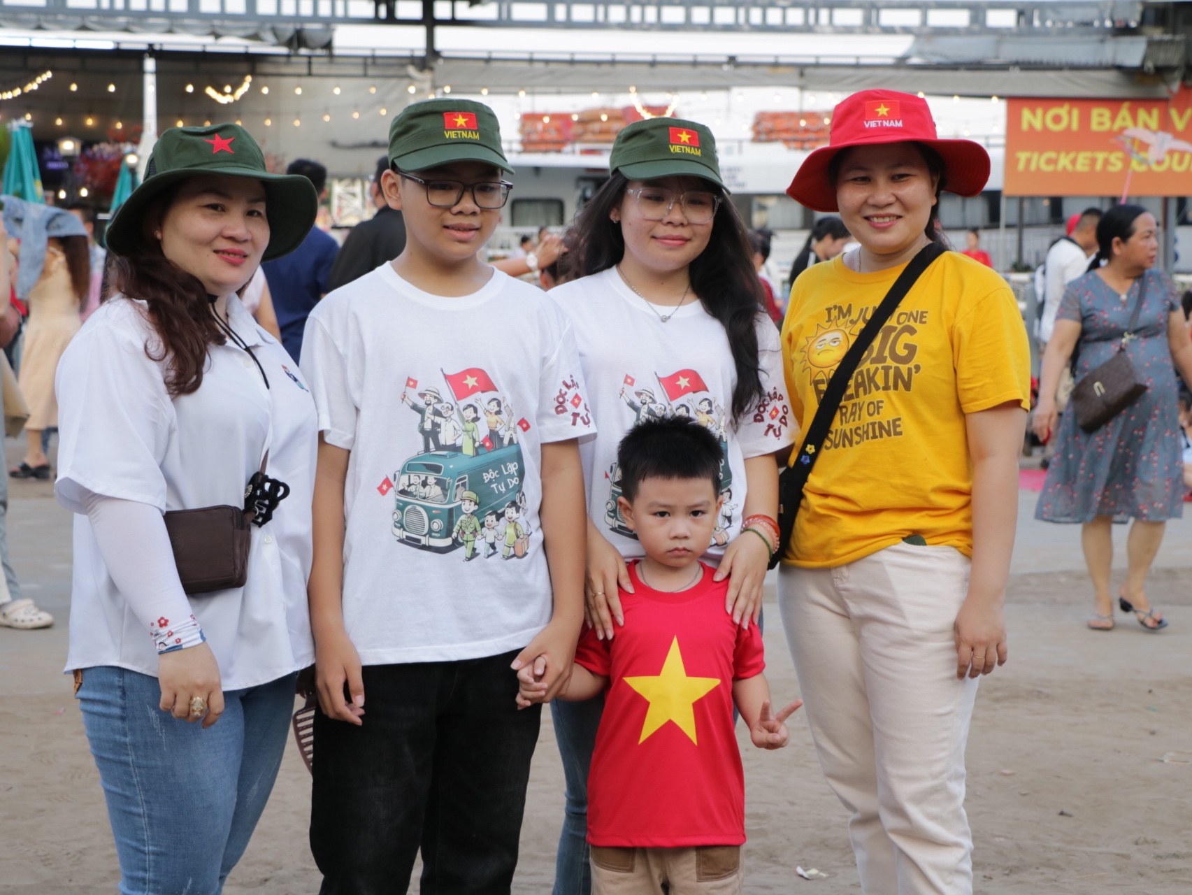 Chiều 30.4 bến Bạch Đằng 'chật kín' người: Háo hức chờ xem pháo hoa tối nay - Ảnh 8.