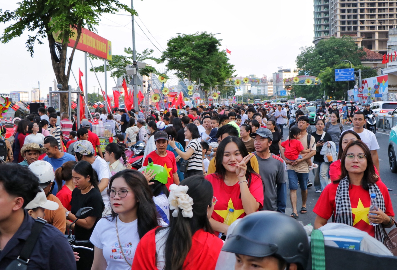 Chiều 30.4 bến Bạch Đằng 'chật kín' người: Háo hức chờ xem pháo hoa tối nay - Ảnh 3.