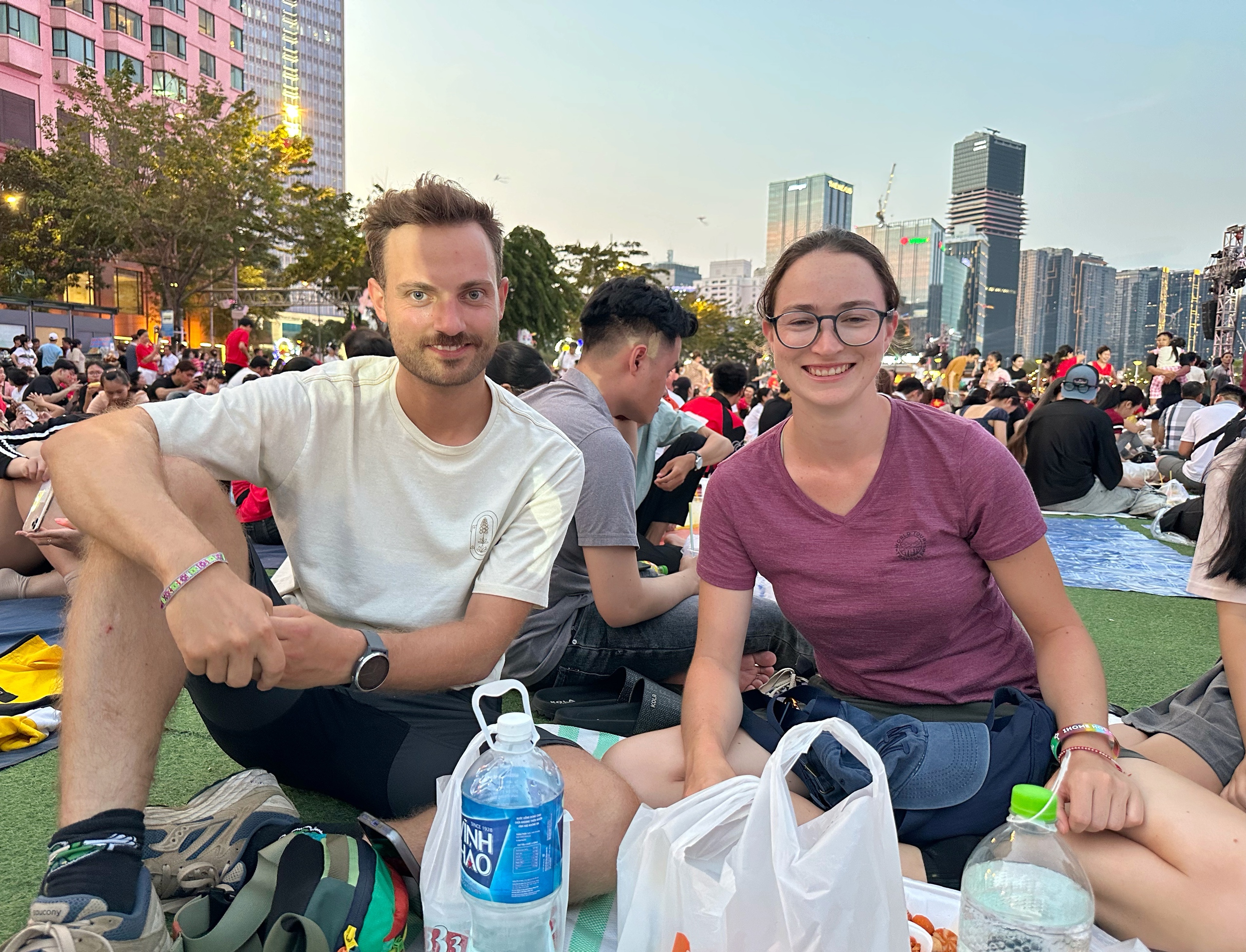 Thấy cặp đôi Hà Lan-Pháp chờ pháo hoa ở TP.HCM, gia đình Việt-Mỹ làm điều bất ngờ - Ảnh 2.