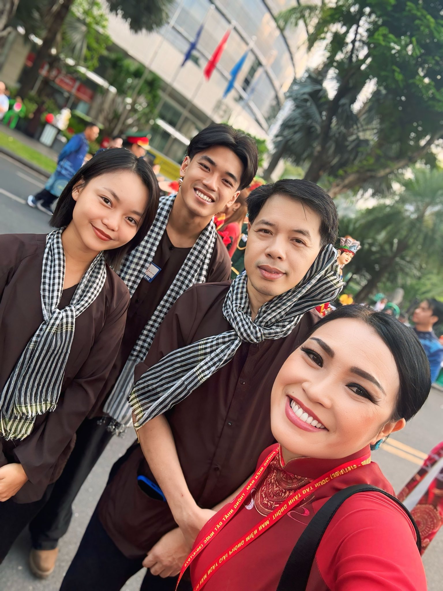 Lan Ngọc, H'Hen Niê có mặt từ sớm chuẩn bị diễu hành, chia sẻ gây xúc động- Ảnh 5. Lan Ngọc, H'Hen Niê có mặt từ sớm chuẩn bị diễu hành, chia sẻ gây xúc động- Ảnh 5.