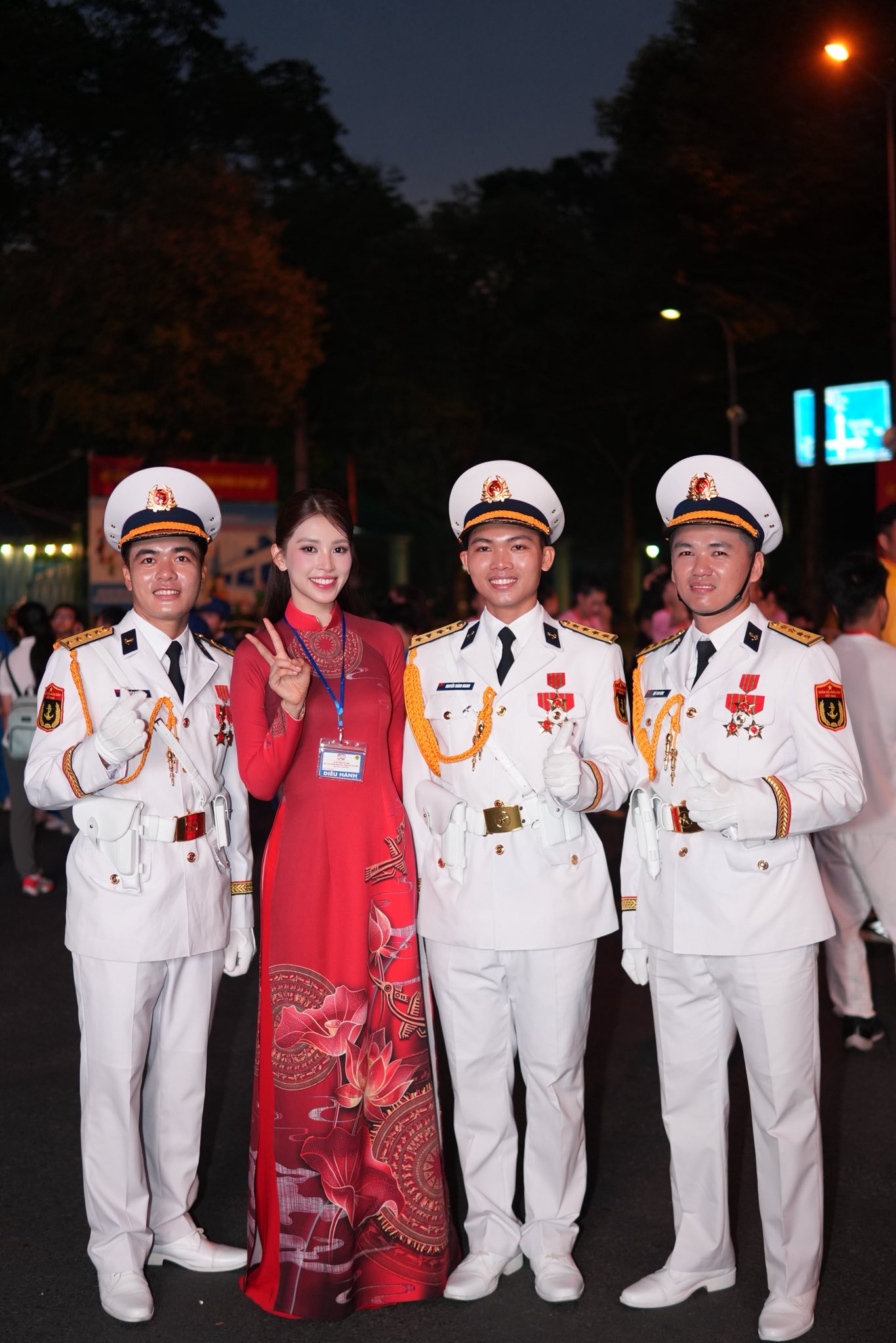 Lan Ngọc, H'Hen Niê có mặt từ sớm chuẩn bị diễu hành, chia sẻ gây xúc động- Ảnh 1. Lan Ngọc, H'Hen Niê có mặt từ sớm chuẩn bị diễu hành, chia sẻ gây xúc động- Ảnh 1.