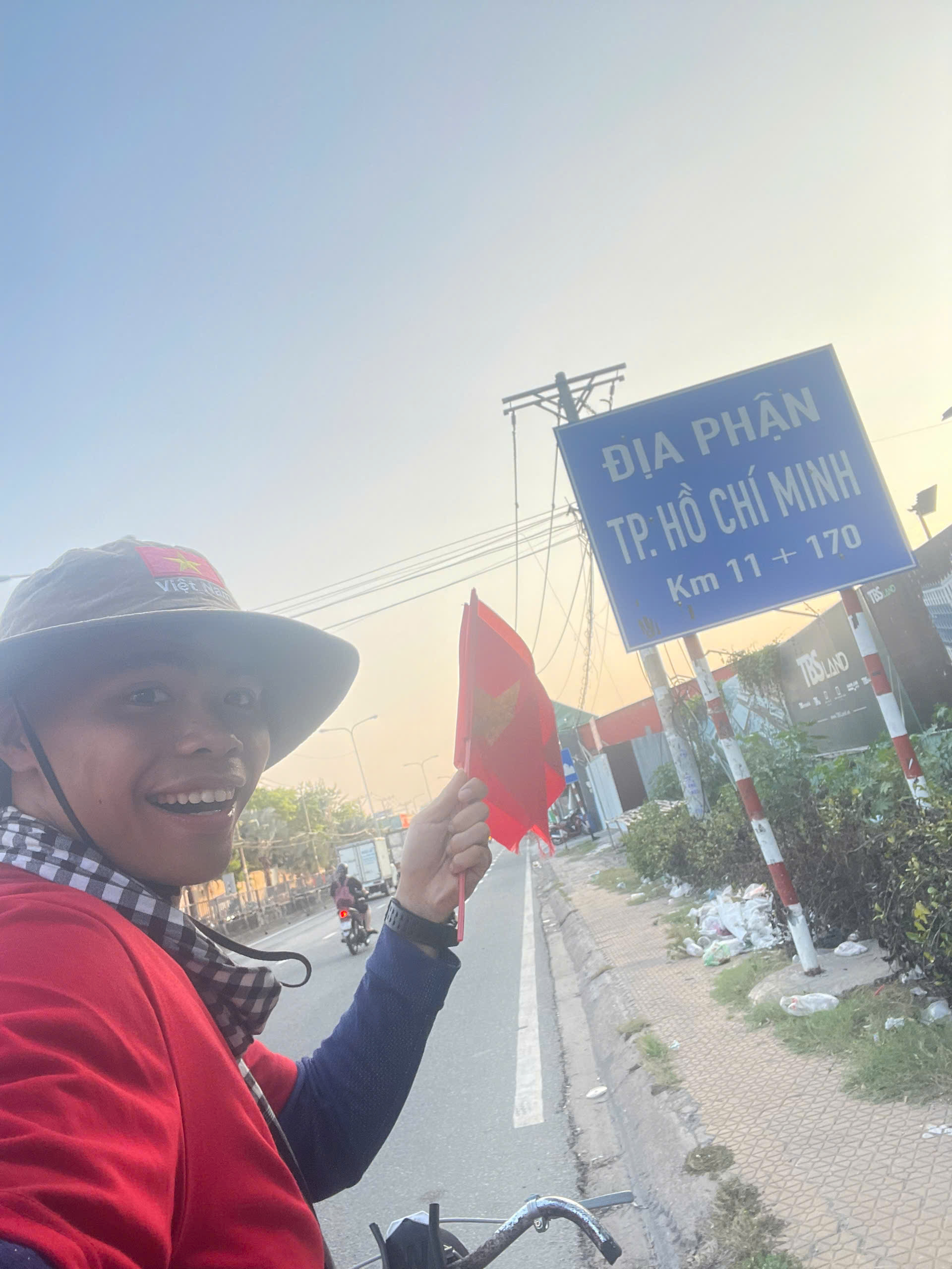 Chàng trai thanh hóa xuyên Việt đến TP . HCM xem diễu binh 50 năm thống nhất - Ảnh 5. Chàng trai thanh hóa xuyên Việt đến TP . HCM xem diễu binh 50 năm thống nhất - Ảnh 5.