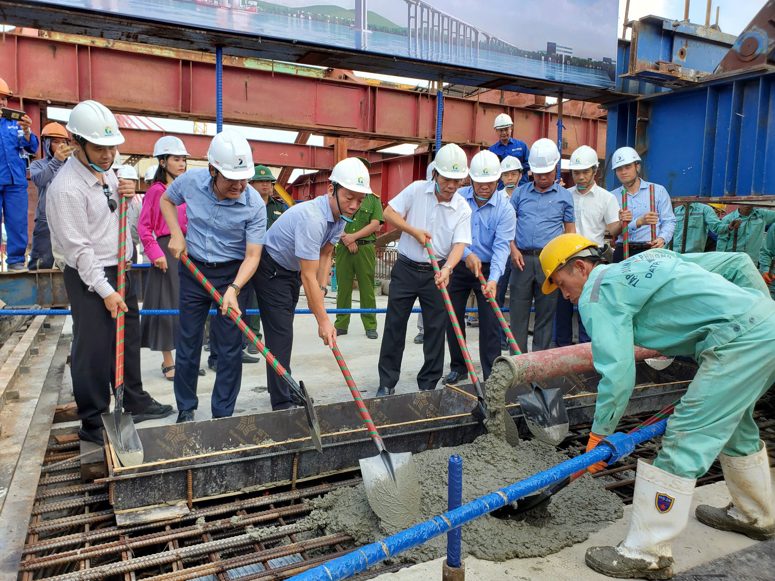 Hợp long cầu Thuận An, cầu vượt cửa biển dài nhất miền Trung - Ảnh 1. Hợp long cầu Thuận An, cầu vượt cửa biển dài nhất miền Trung - Ảnh 1.