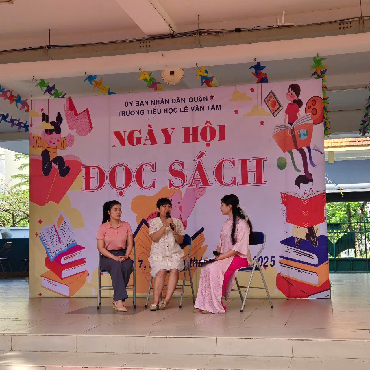 Bất ngờ với nhiều học sinh đọc sách quên ngủ, mê đọc sách tiếng Anh - Ảnh 6.