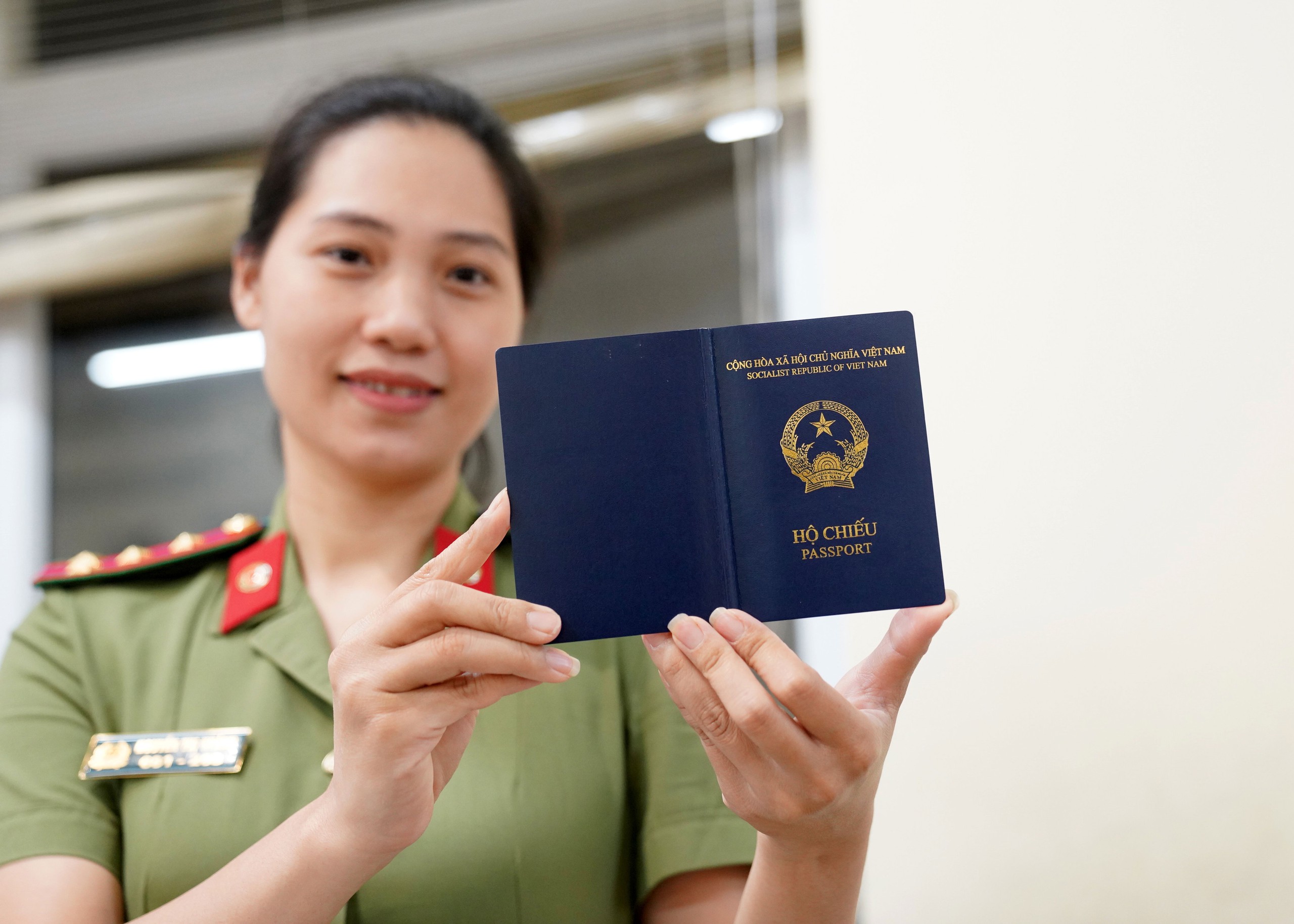 Bộ Công an: Không cần làm lại hộ chiếu khi sáp nhập tỉnh- Ảnh 1.