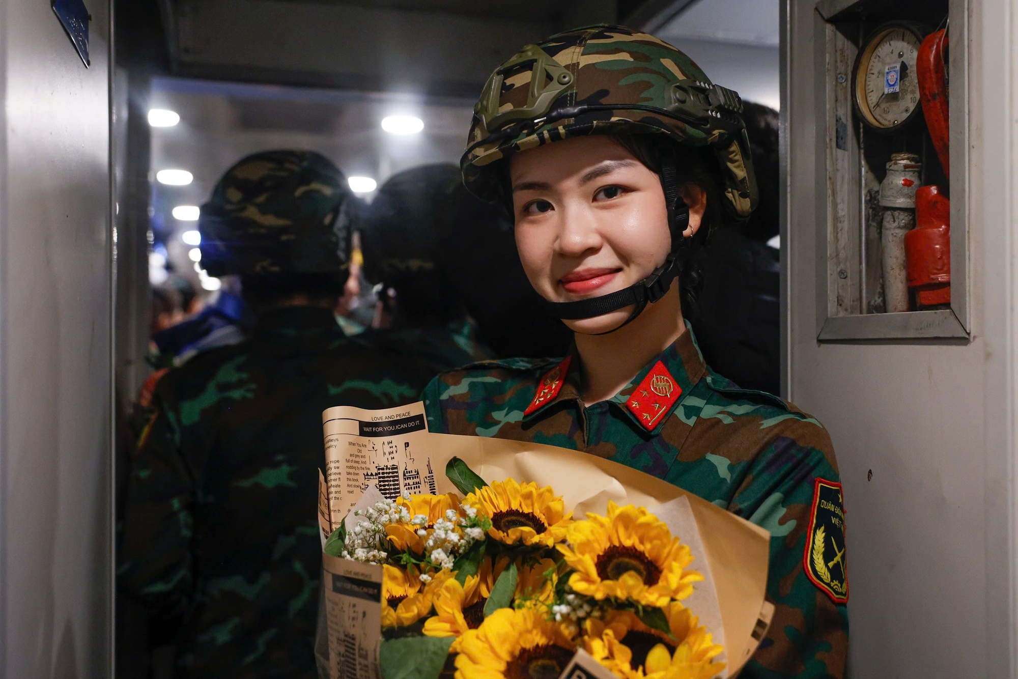 X&uacute;c động: Khoảnh khắc chuyến t&agrave;u đưa nữ chiến sĩ v&agrave;o Nam diễu binh 30.4 - Ảnh 1.