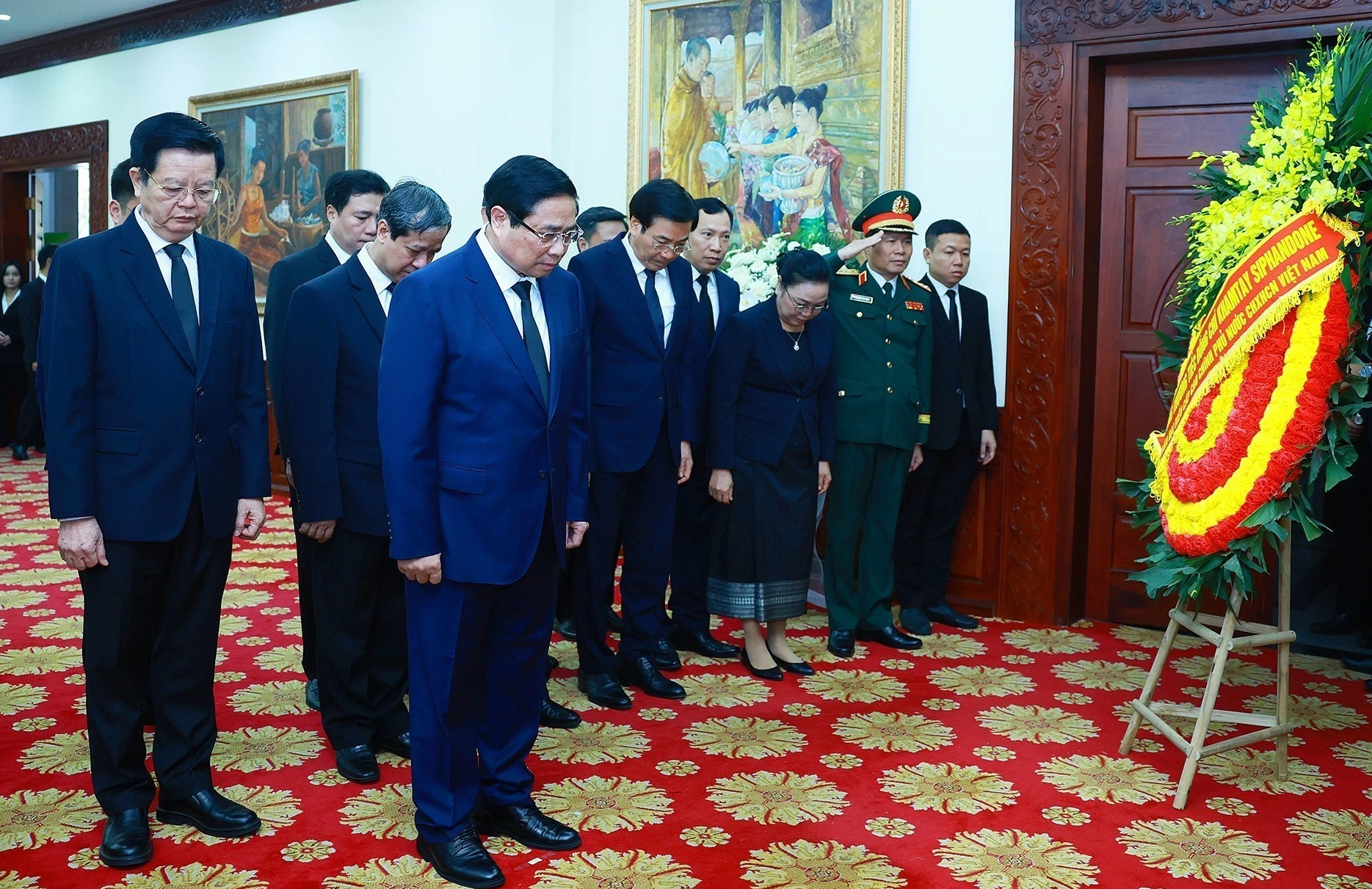 Chủ tịch nước và Thủ tướng viếng cố Chủ tịch nước Lào Khamtai Siphandone - Ảnh 3.