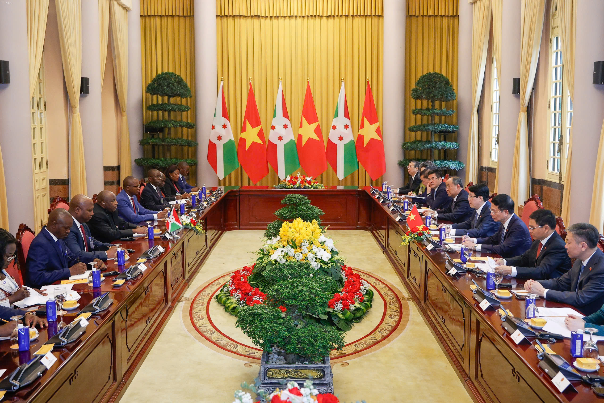 Chủ tịch nước Lương Cường đón Tổng thống Burundi Évariste Ndayishimiye thăm Việt Nam - Ảnh 5. Chủ tịch nước Lương Cường đón Tổng thống Burundi Évariste Ndayishimiye thăm Việt Nam - Ảnh 5.