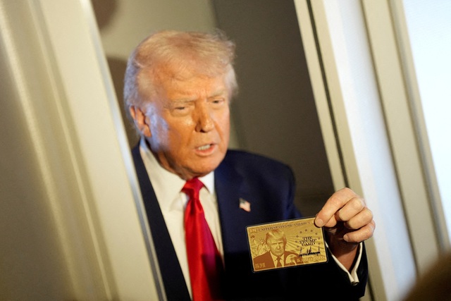 Ông Trump khoe thẻ vàng nhập cư 5 triệu USD in hình chân dung - Ảnh 1.