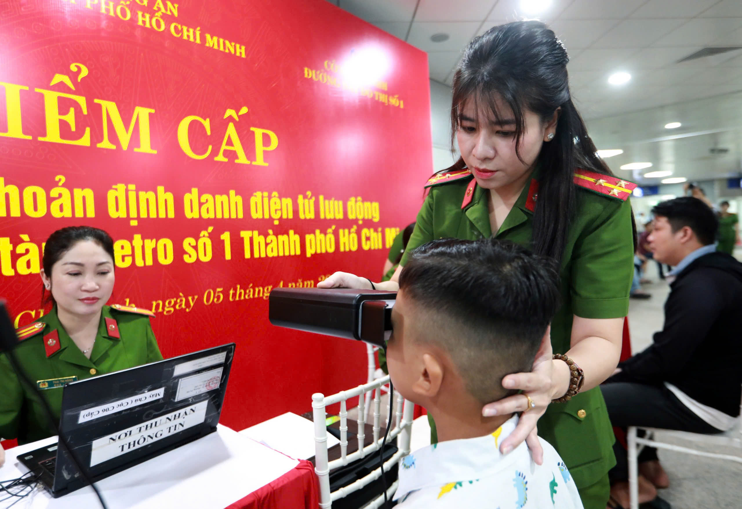 Cách đăng ký định danh điện tử VNeID mức độ 2 tại ga metro Bến Thành- Ảnh 1.