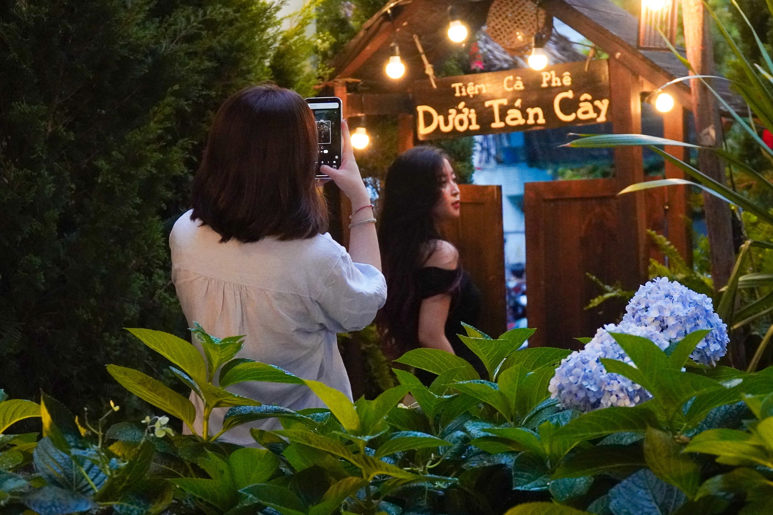 Những quán cà phê view sông “hót hòn họt” không thể bỏ lỡ - Ảnh 8.