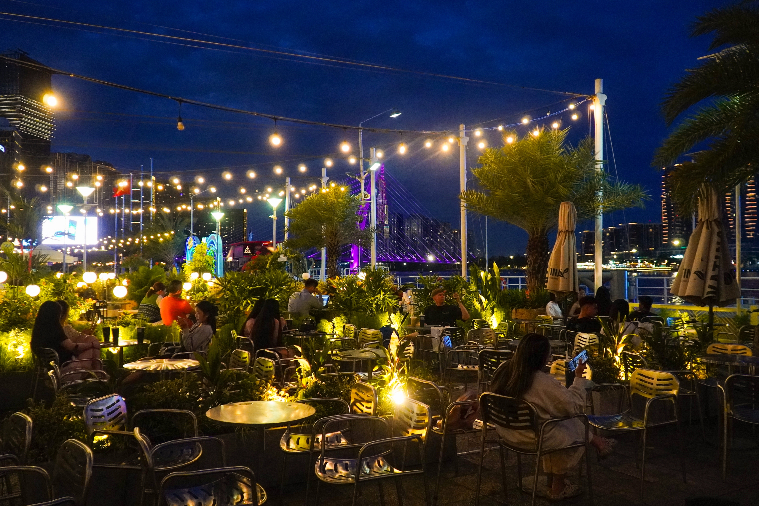 Những quán cà phê view sông “hót hòn họt” không thể bỏ lỡ - Ảnh 7.