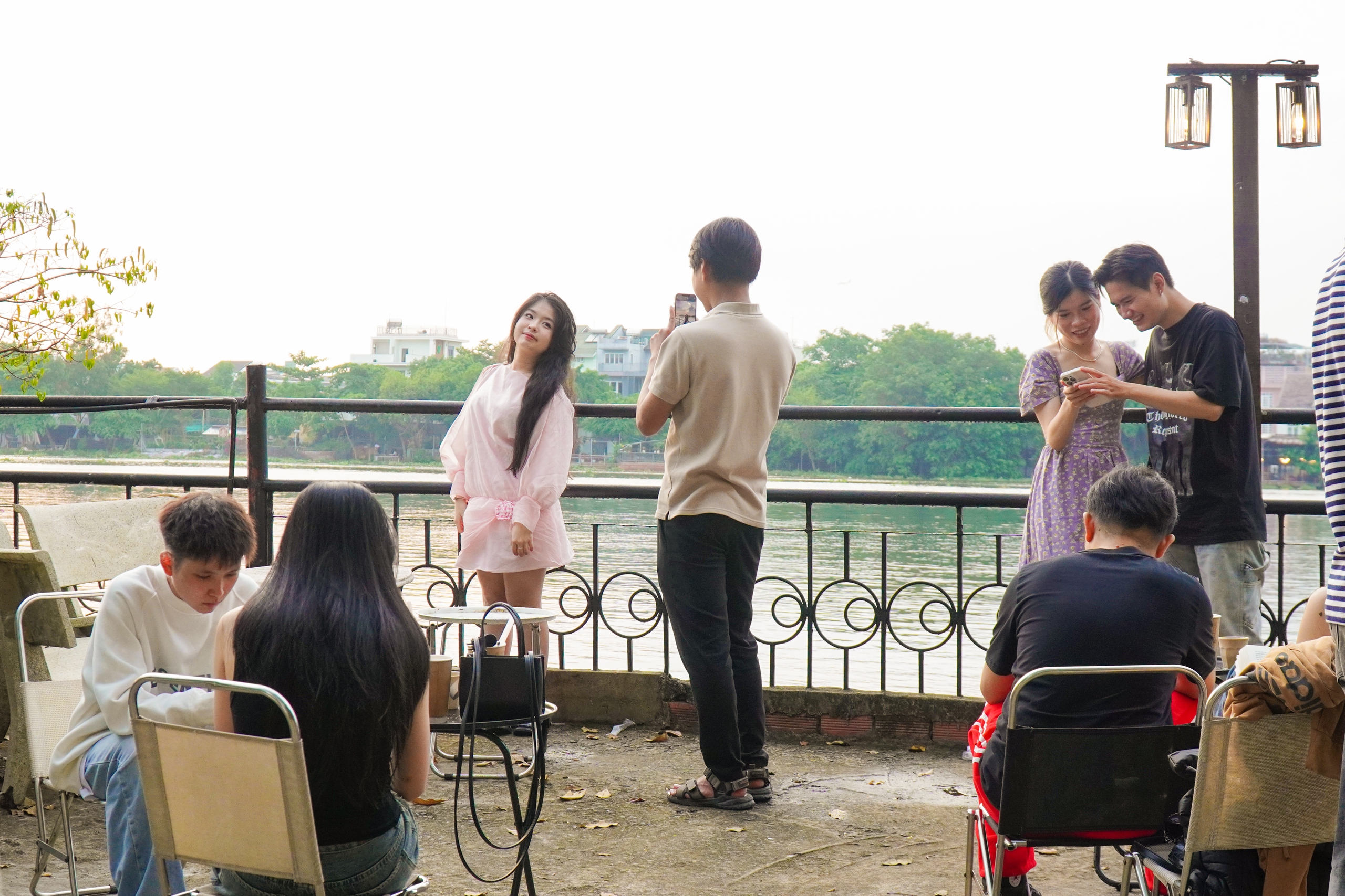 Những quán cà phê view sông “hót hòn họt” không thể bỏ lỡ - Ảnh 3.