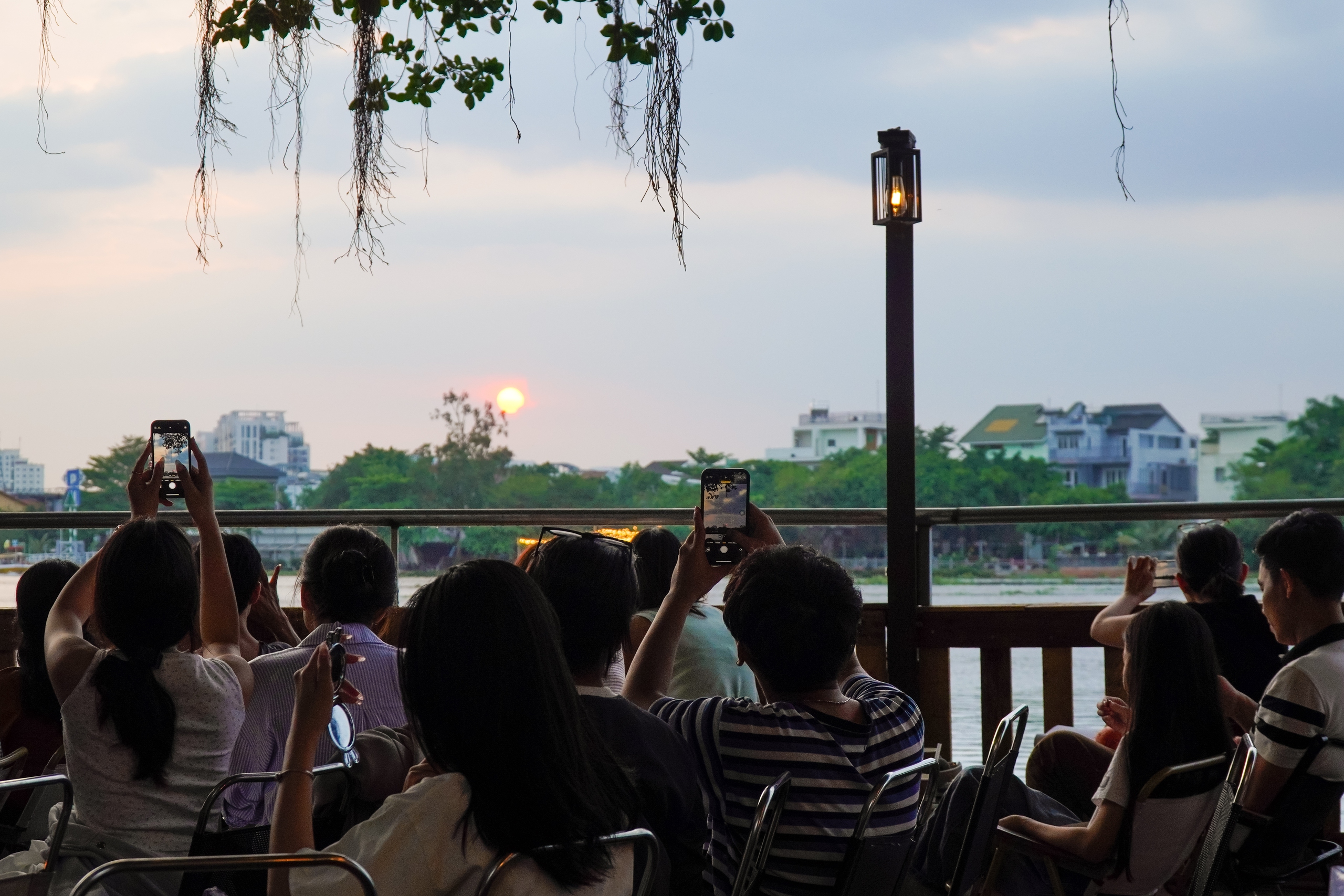 Những quán cà phê view sông “hót hòn họt” không thể bỏ lỡ - Ảnh 4.