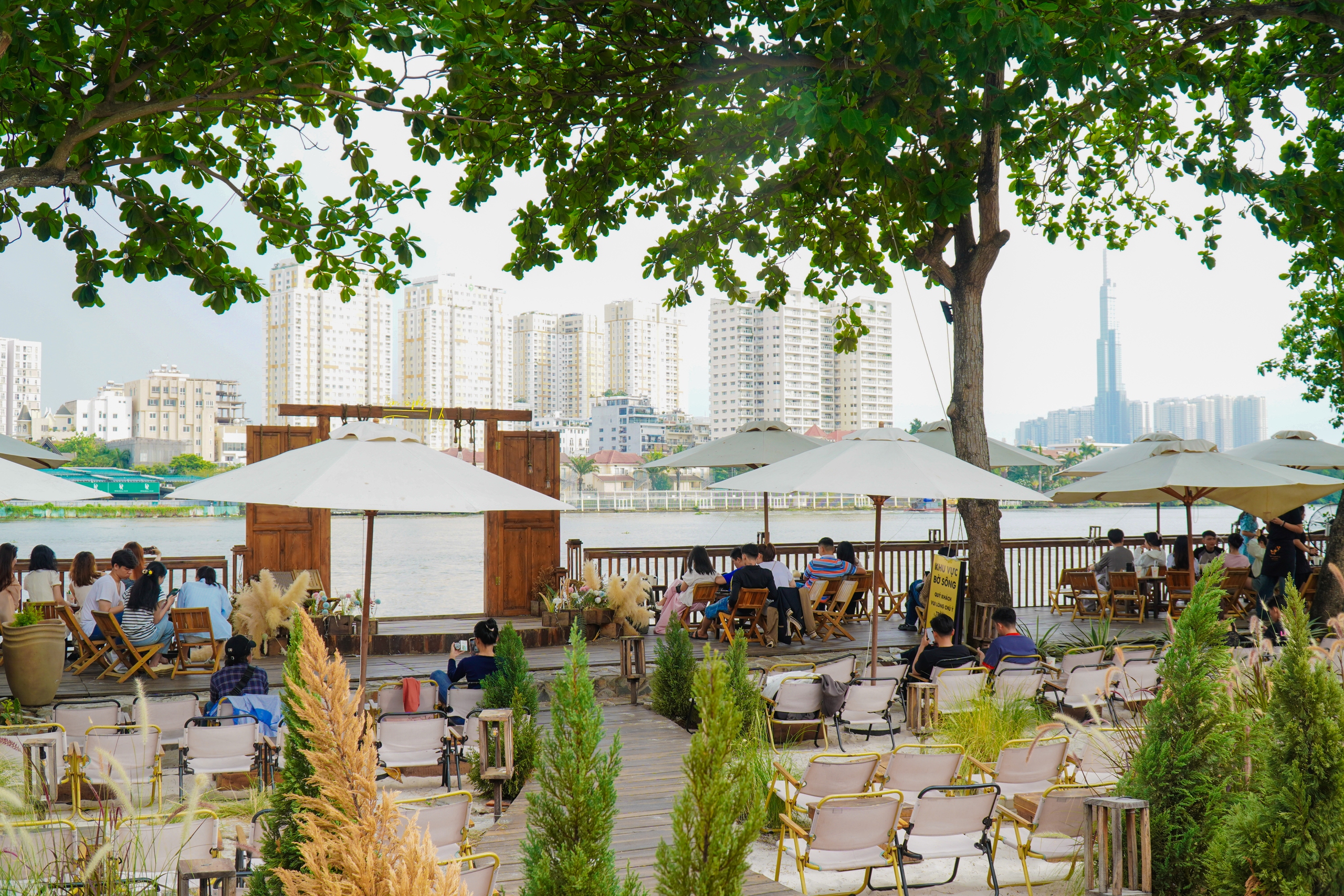 Những quán cà phê view sông “hót hòn họt” không thể bỏ lỡ - Ảnh 2.