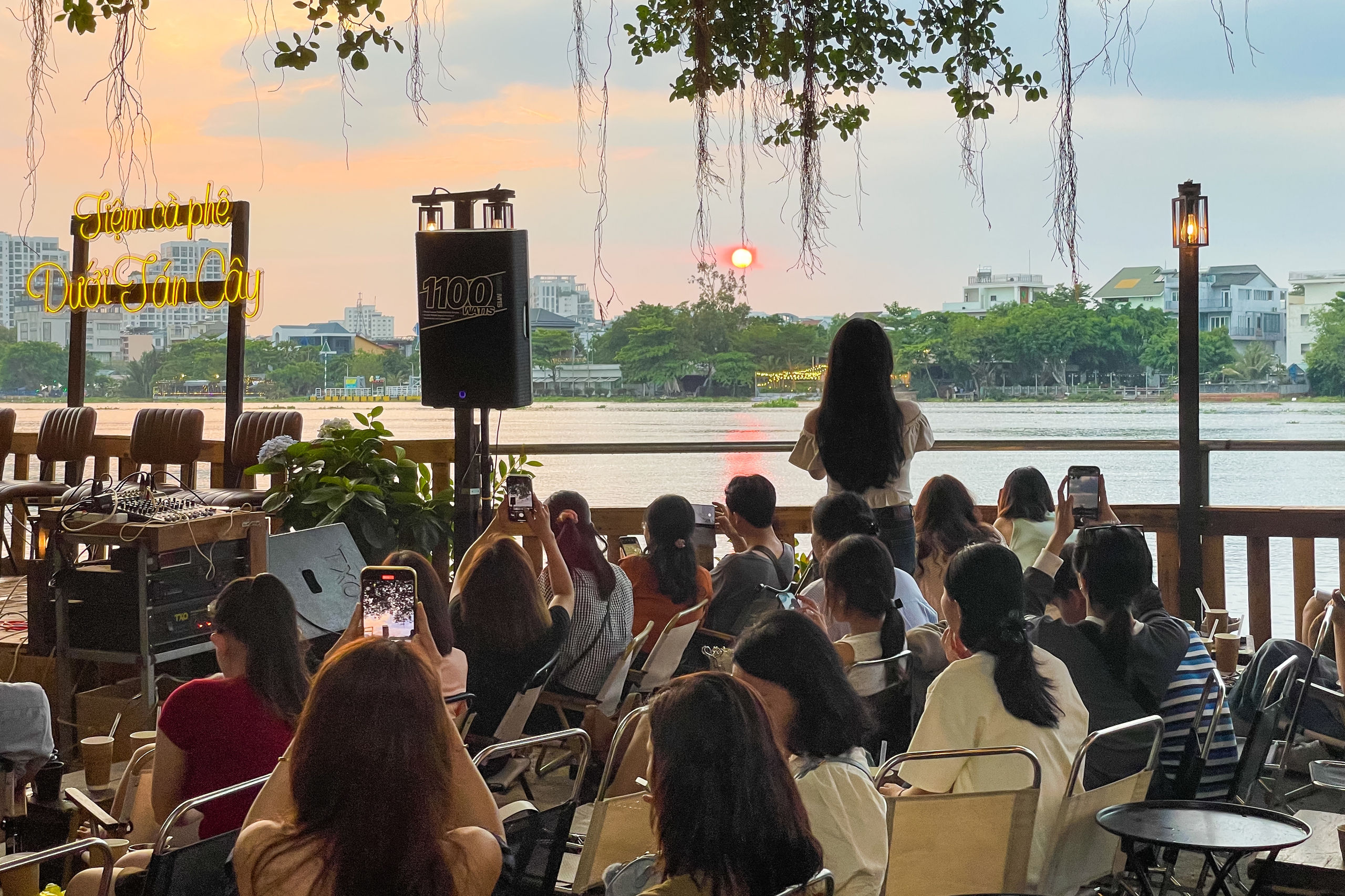 Những quán cà phê view sông “hót hòn họt” không thể bỏ lỡ - Ảnh 1.