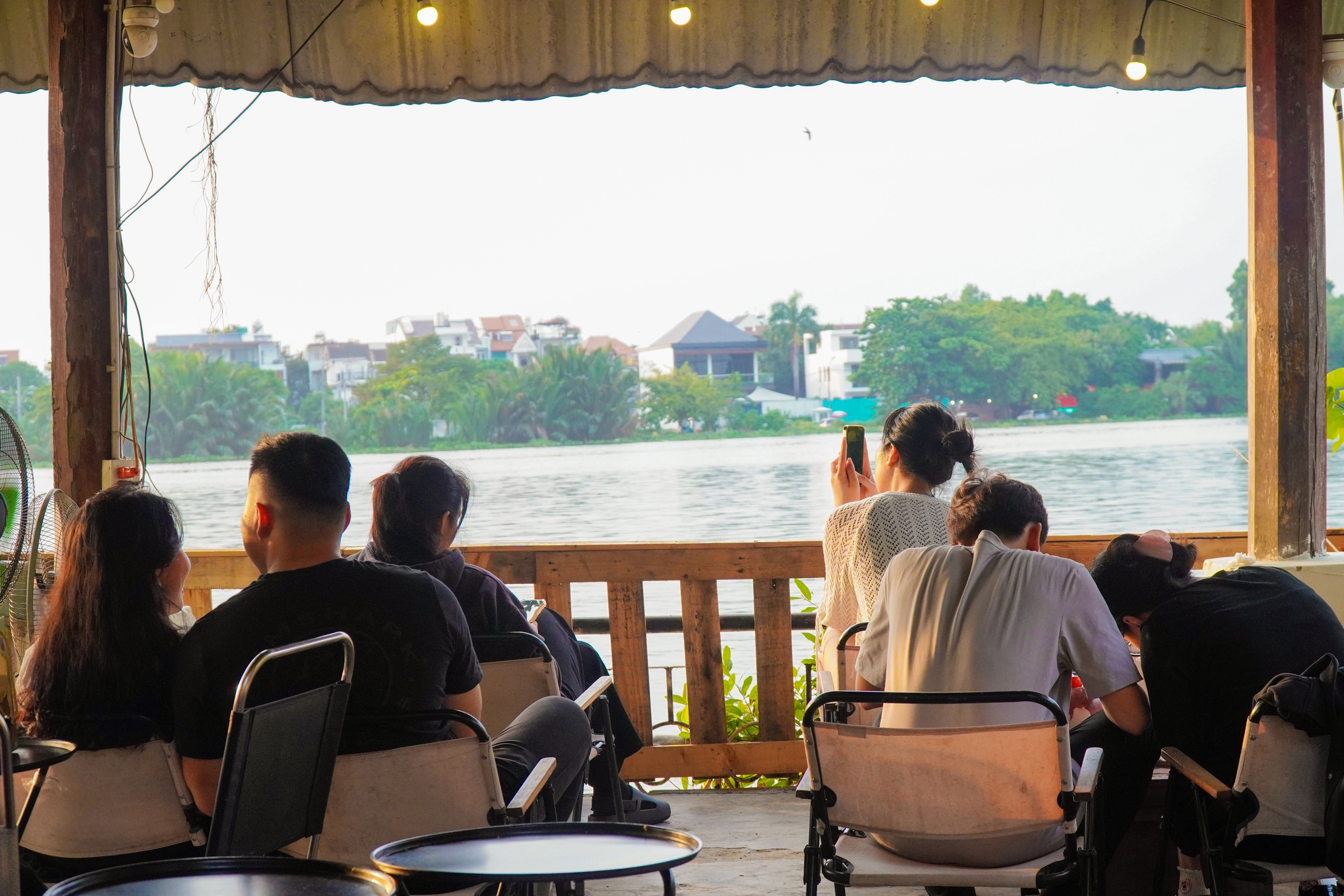 Những quán cà phê view sông “hót hòn họt” không thể bỏ lỡ - Ảnh 10.