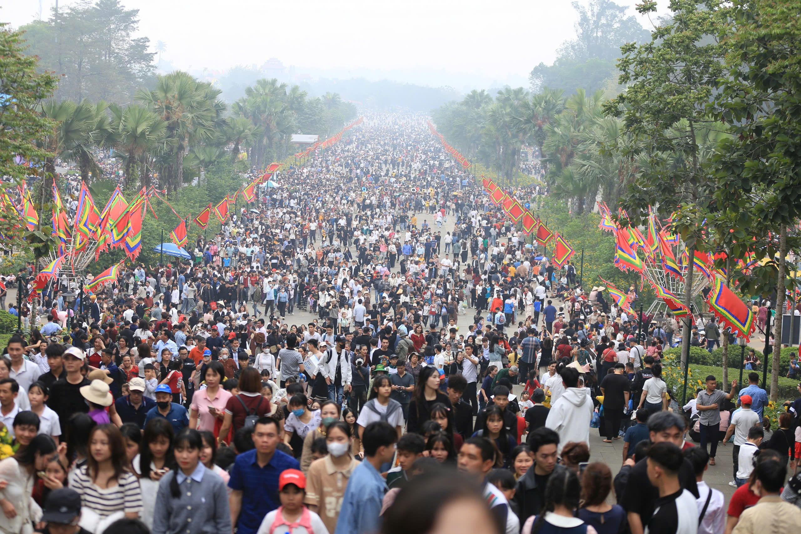 Dòng người đông nghịt đổ về Đền Hùng trước ngày giỗ Tổ - Ảnh 1.