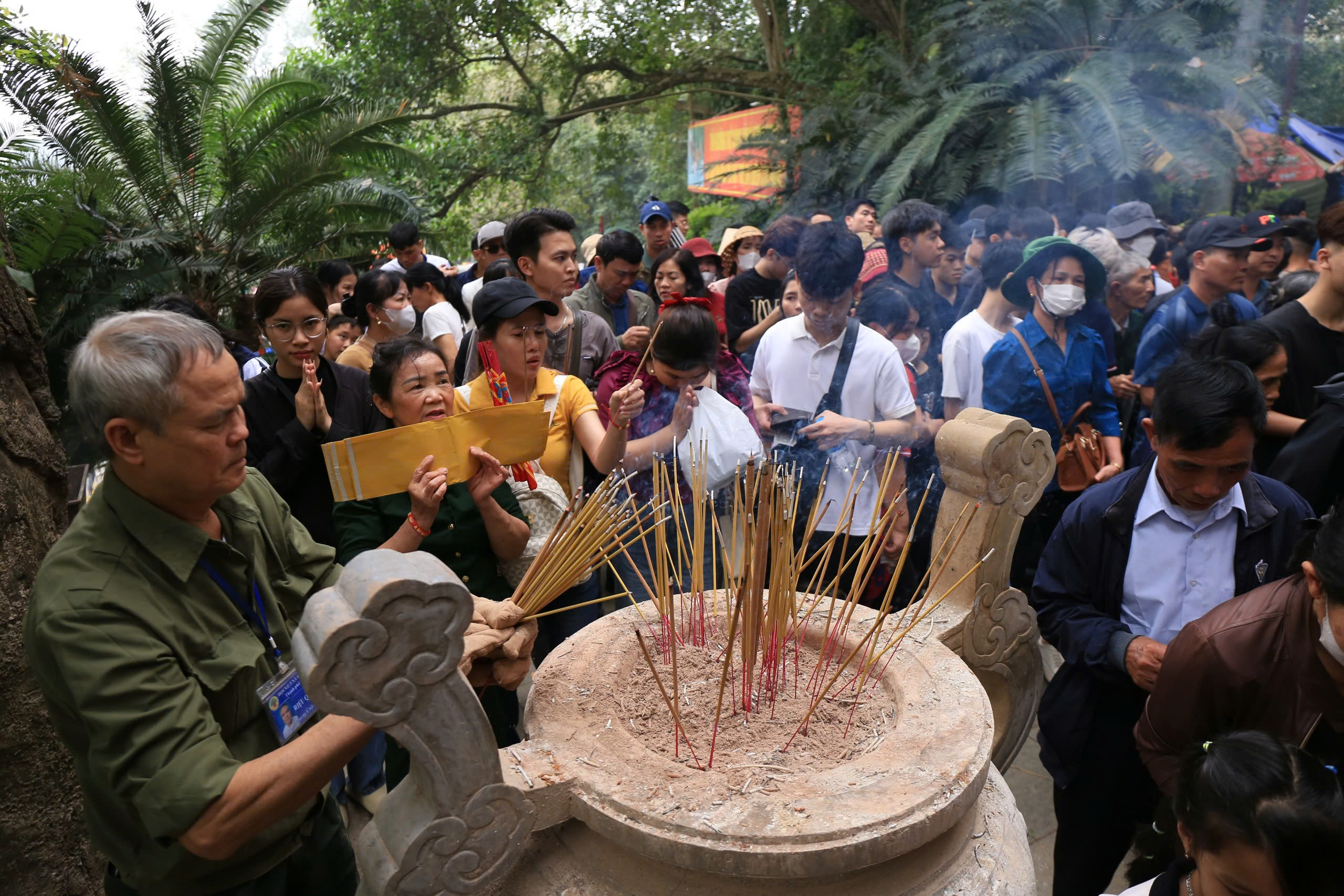 Dòng người đông nghịt đổ về Đền Hùng trước ngày giỗ Tổ - Ảnh 4.