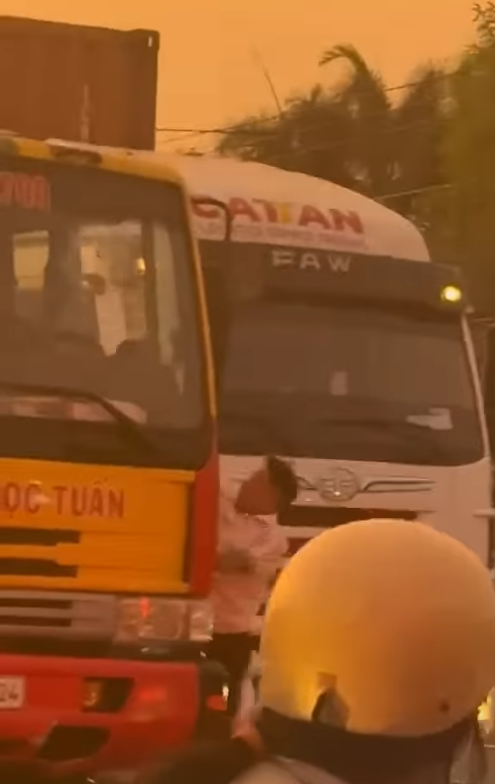 Xôn xao clip đập kính xe cứu hộ vì mâu thuẫn giao thông  - Ảnh 1.