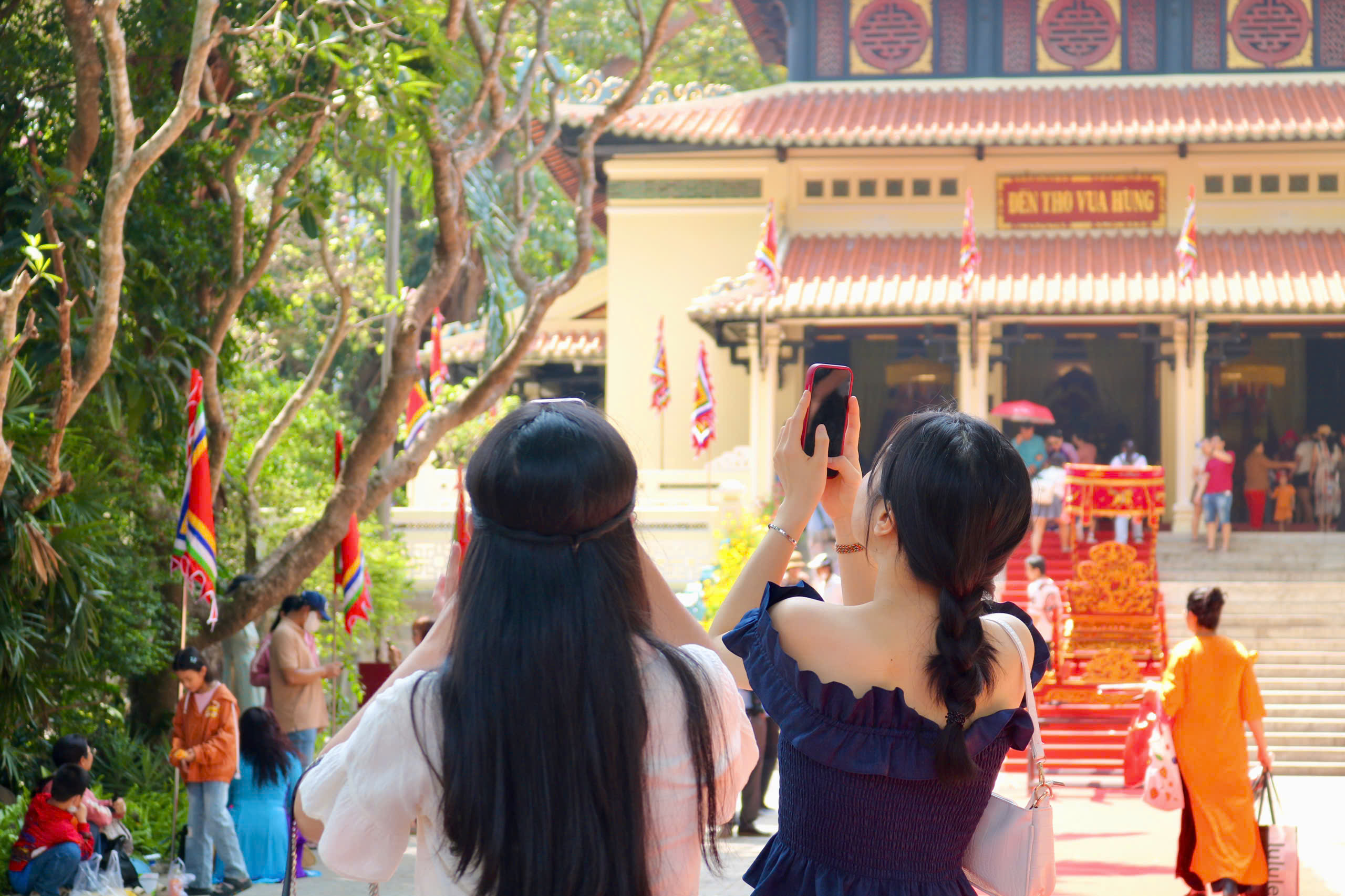 Giới trẻ TP . HCM tận hưởng ngày nghỉ lễ tại các địa điểm nổi tiếng - Ảnh 5. Giới trẻ TP . HCM tận hưởng ngày nghỉ lễ tại các địa điểm nổi tiếng - Ảnh 5.