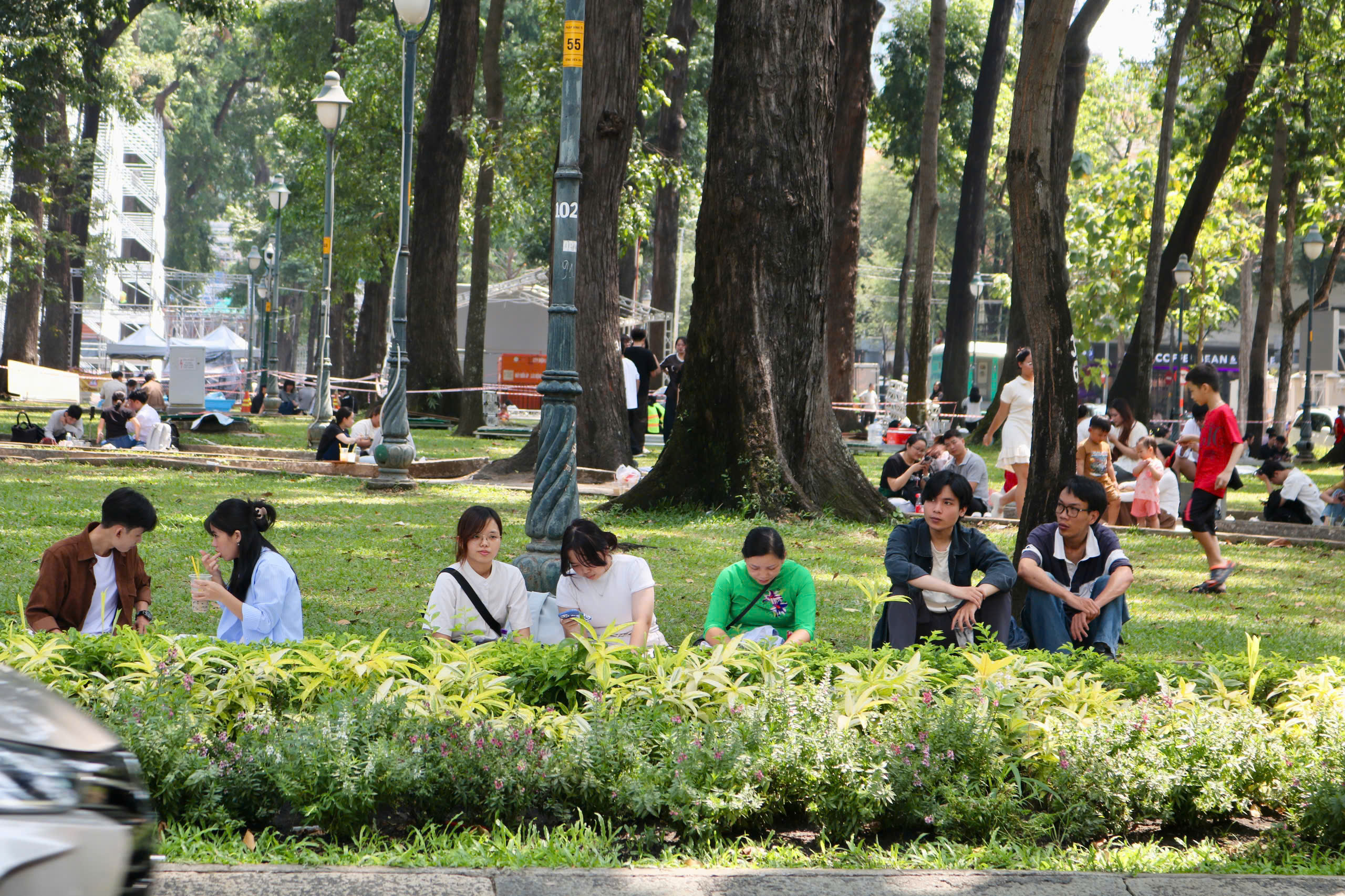 Giới trẻ TP . HCM tận hưởng ngày nghỉ lễ tại các địa điểm nổi tiếng - Ảnh 8. Giới trẻ TP . HCM tận hưởng ngày nghỉ lễ tại các địa điểm nổi tiếng - Ảnh 8.