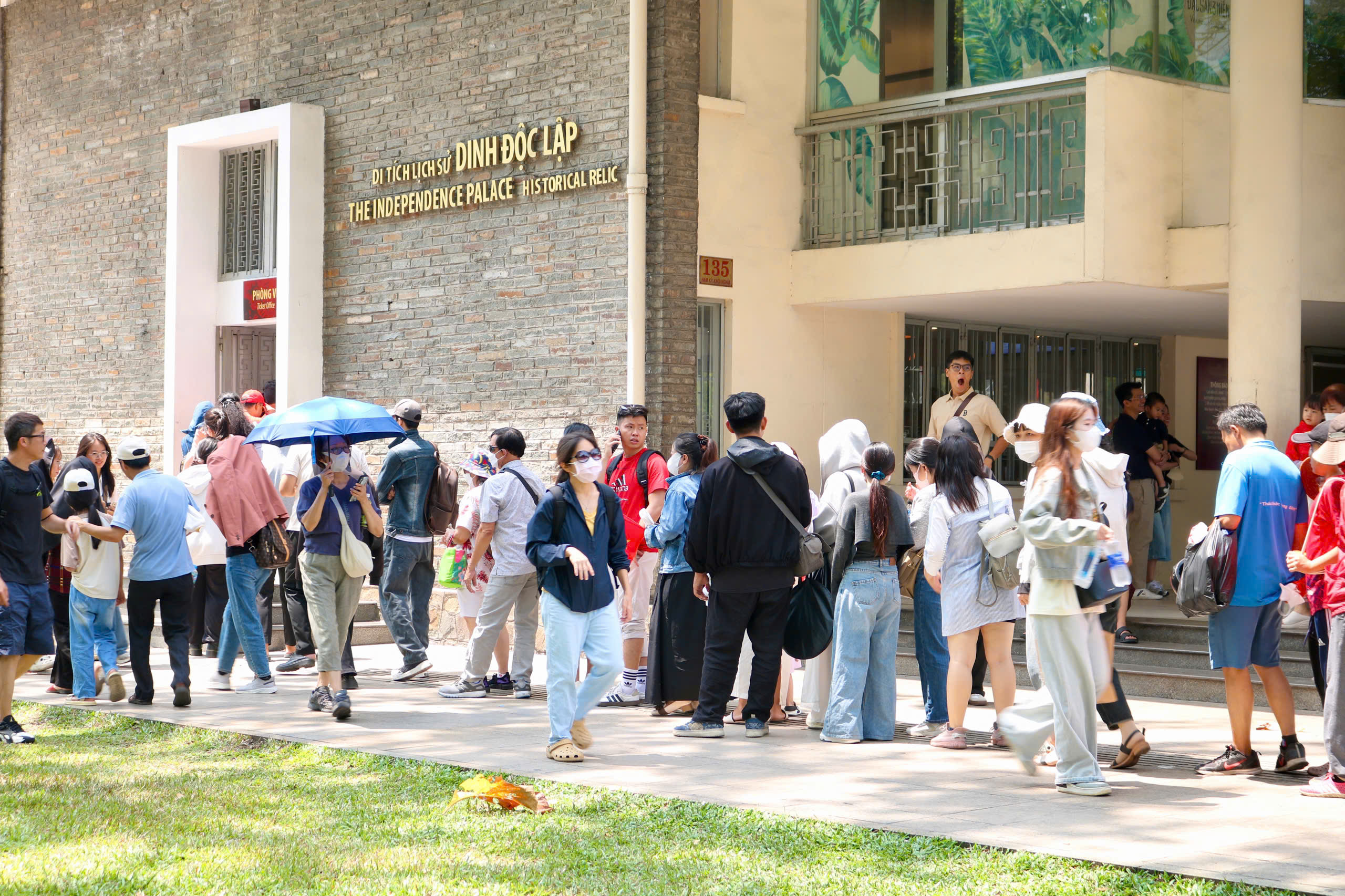 Giới trẻ TP . HCM tận hưởng ngày nghỉ lễ tại các địa điểm nổi tiếng - Ảnh 6. Giới trẻ TP . HCM tận hưởng ngày nghỉ lễ tại các địa điểm nổi tiếng - Ảnh 6.