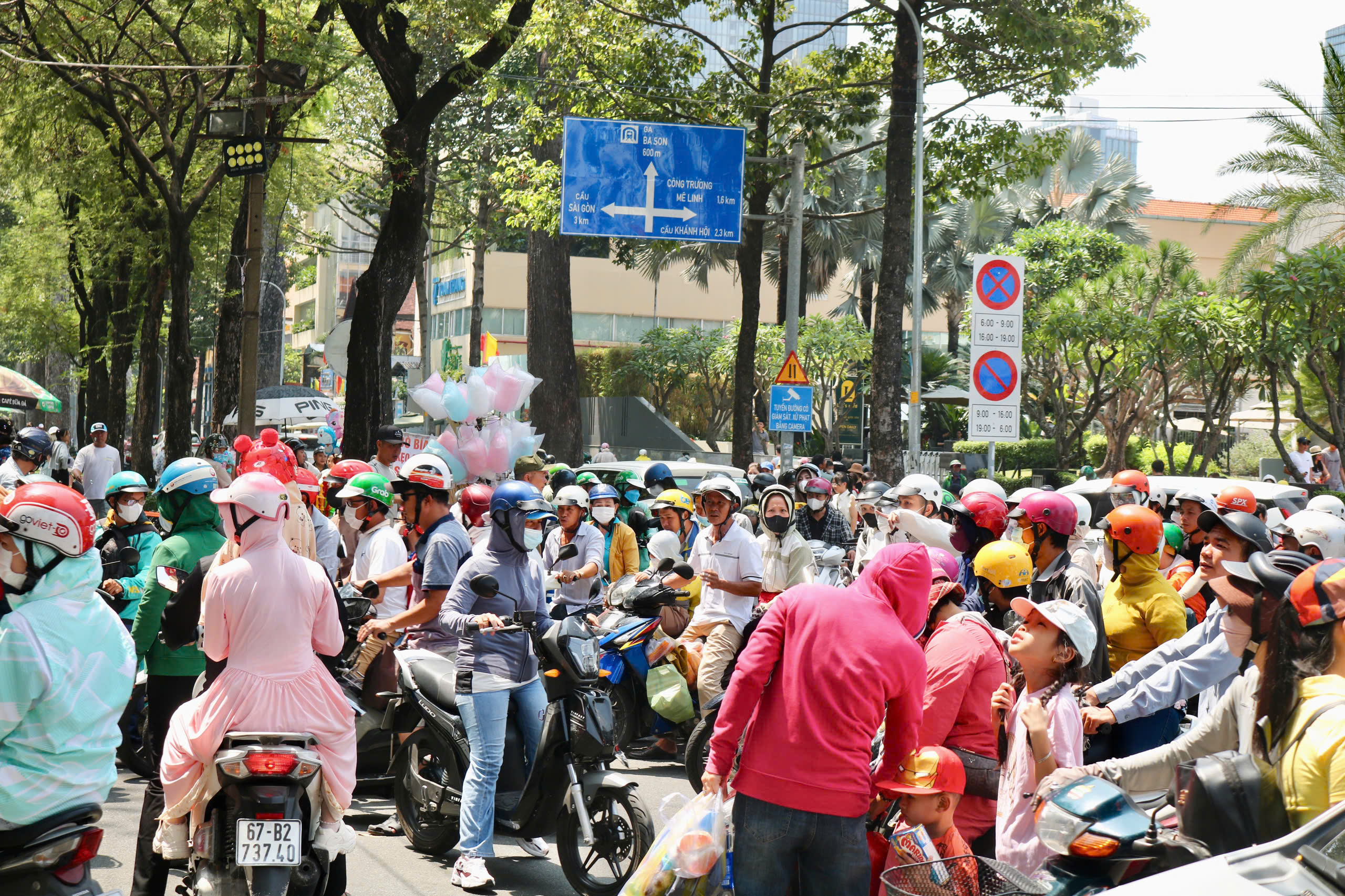 Giới trẻ TP . HCM tận hưởng ngày nghỉ lễ tại các địa điểm nổi tiếng - Ảnh 1. Giới trẻ TP . HCM tận hưởng ngày nghỉ lễ tại các địa điểm nổi tiếng - Ảnh 1.