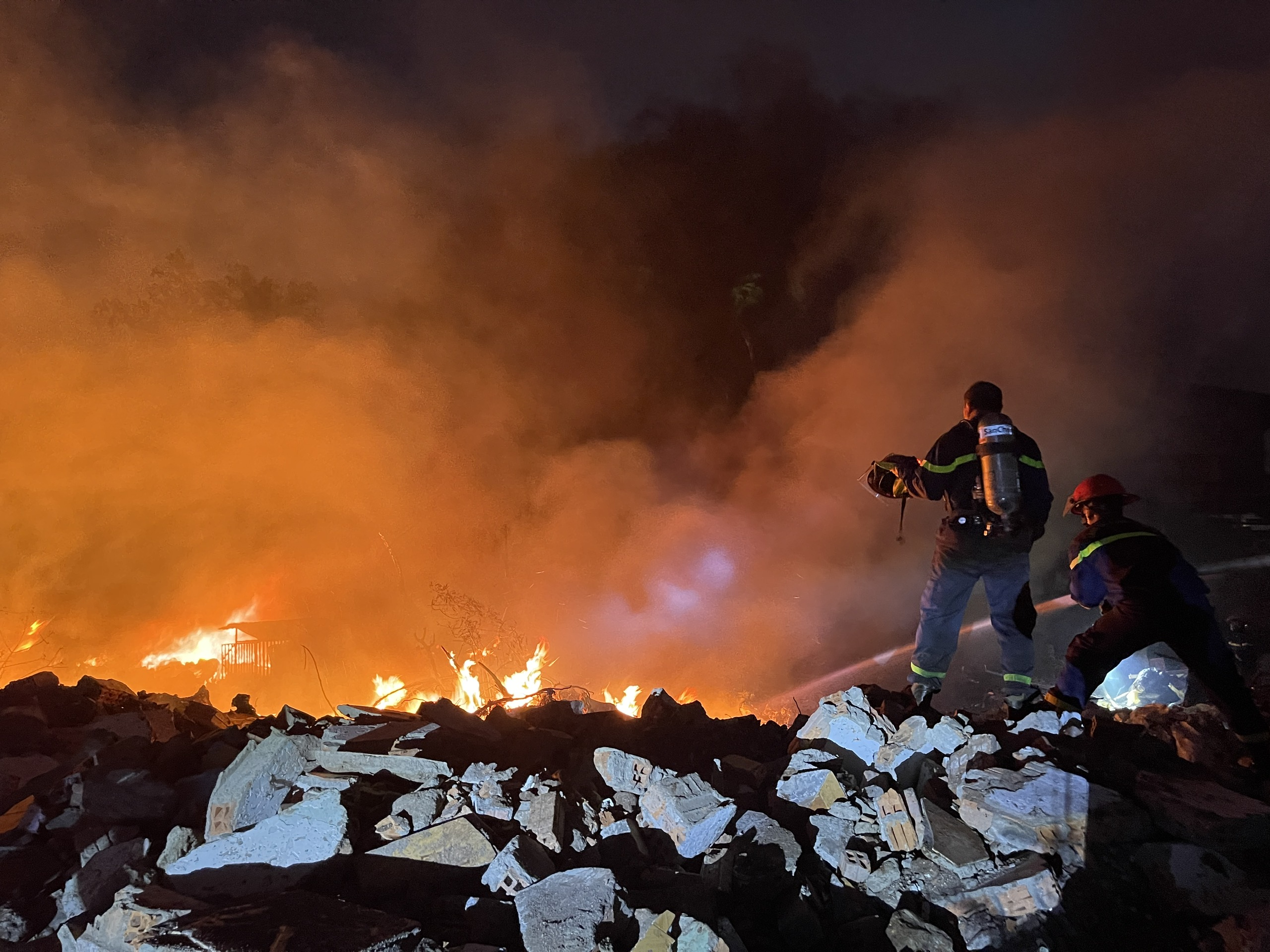 TP.Buôn Ma Thuột: Bãi cỏ bất ngờ cháy lớn, khu dân cư hốt hoảng- Ảnh 2. TP.Buôn Ma Thuột: Bãi cỏ bất ngờ cháy lớn, khu dân cư hốt hoảng- Ảnh 2.
