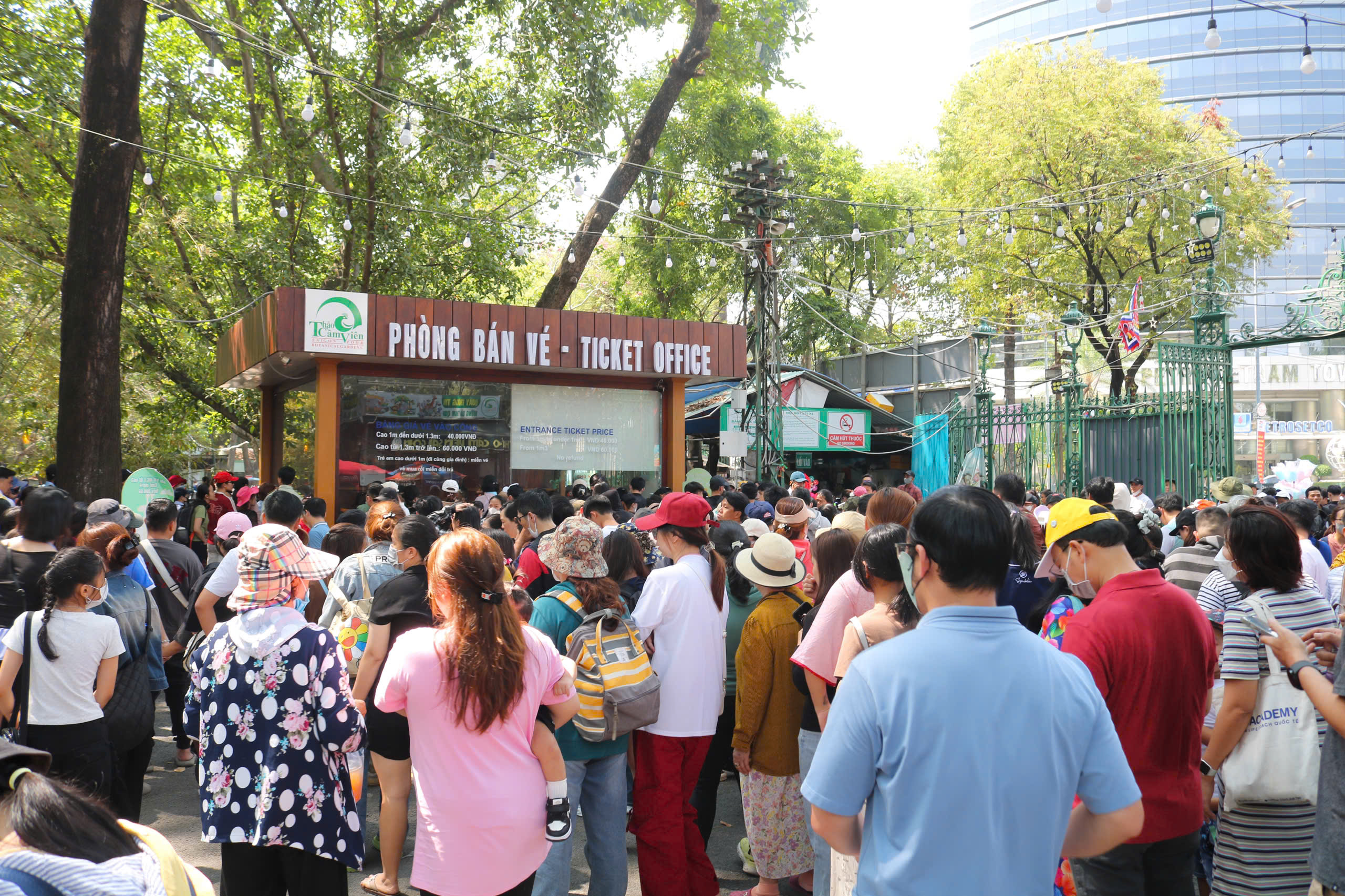 Giới trẻ TP . HCM tận hưởng ngày nghỉ lễ tại các địa điểm nổi tiếng - Ảnh 2. Giới trẻ TP . HCM tận hưởng ngày nghỉ lễ tại các địa điểm nổi tiếng - Ảnh 2.