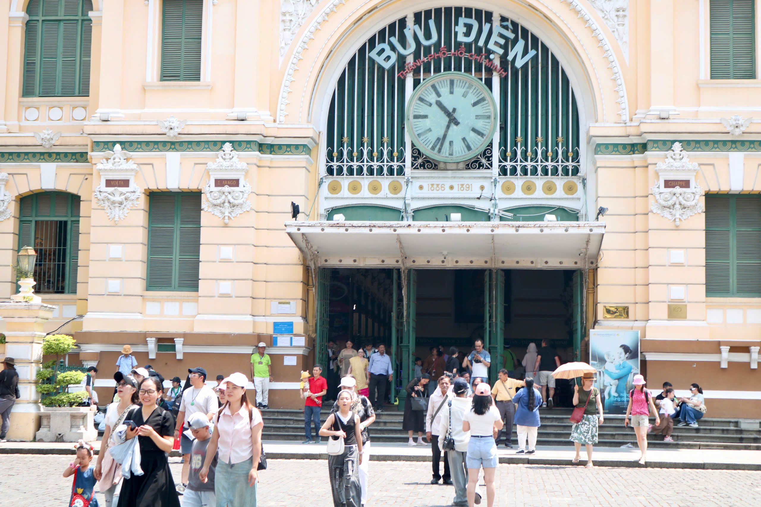 Giới trẻ TP . HCM tận hưởng ngày nghỉ lễ tại các địa điểm nổi tiếng - Ảnh 7. Giới trẻ TP . HCM tận hưởng ngày nghỉ lễ tại các địa điểm nổi tiếng - Ảnh 7.